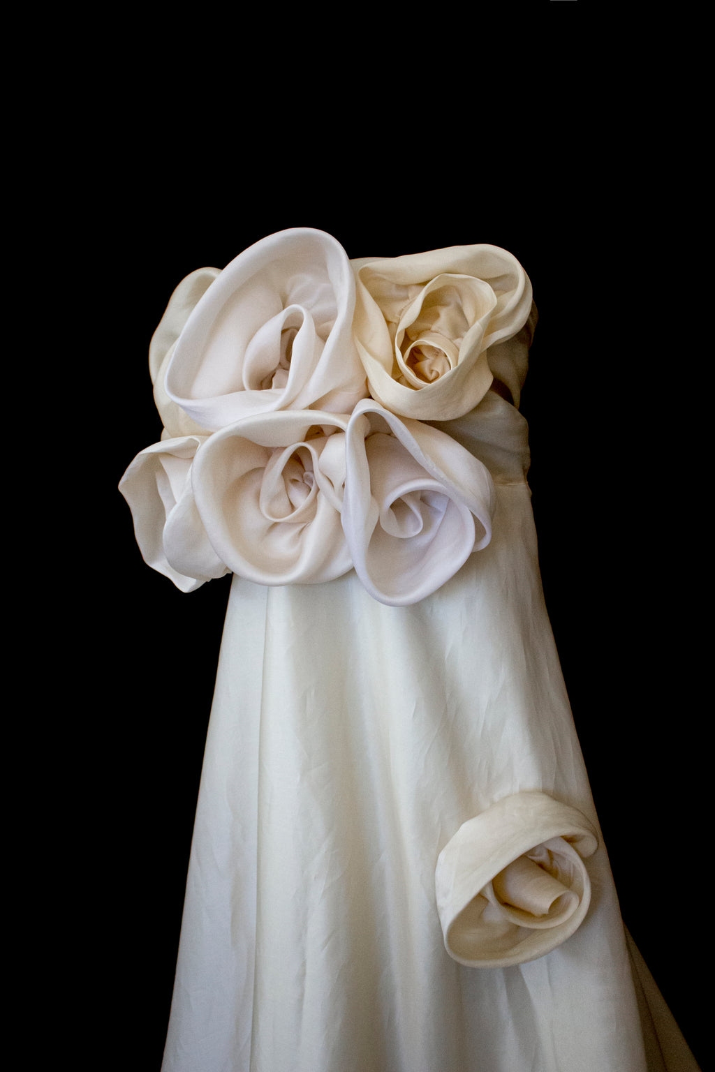 318 - COUTURE SILK ORGANZA BRIDAL GOWN: HANDMADE 3D MAXI FLOWERS & VINTAGE FLORAL TRAIN - Vague atelier