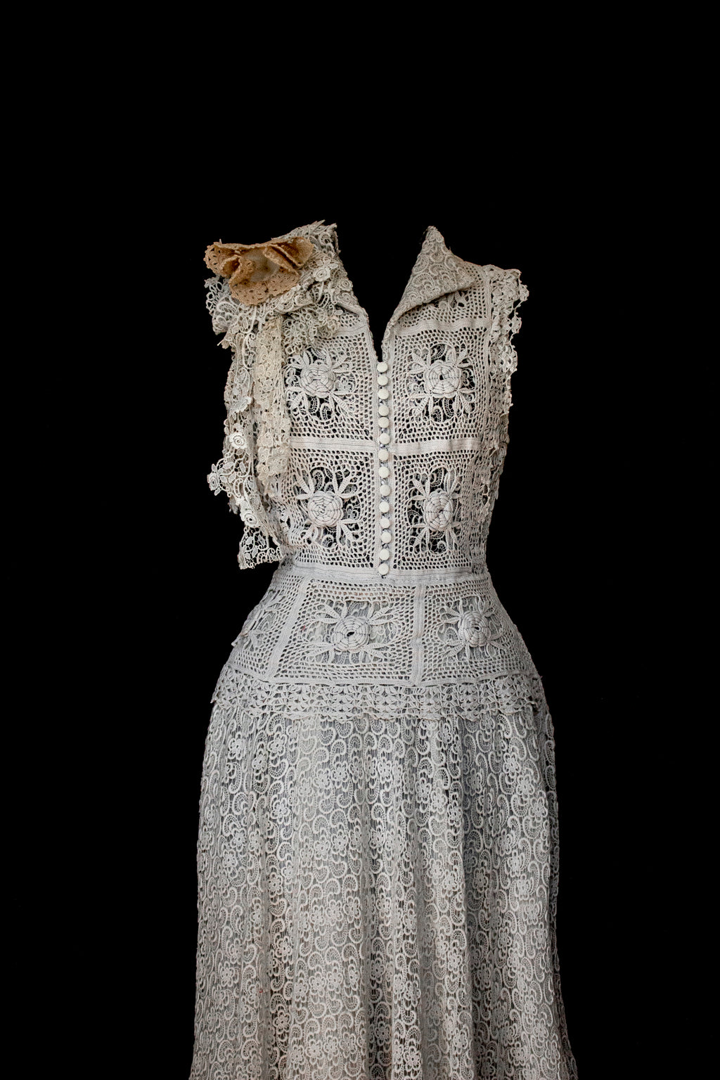 351 - ORIGINAL 1950S VINTAGE MACRAME LACE WEDDING DRESS: ECRU TEA LENGTH GOWN WITH CROCHET FLORAL INLAYS, BOHO CHIC RUSTIC BRIDAL STYLE - Vague atelier