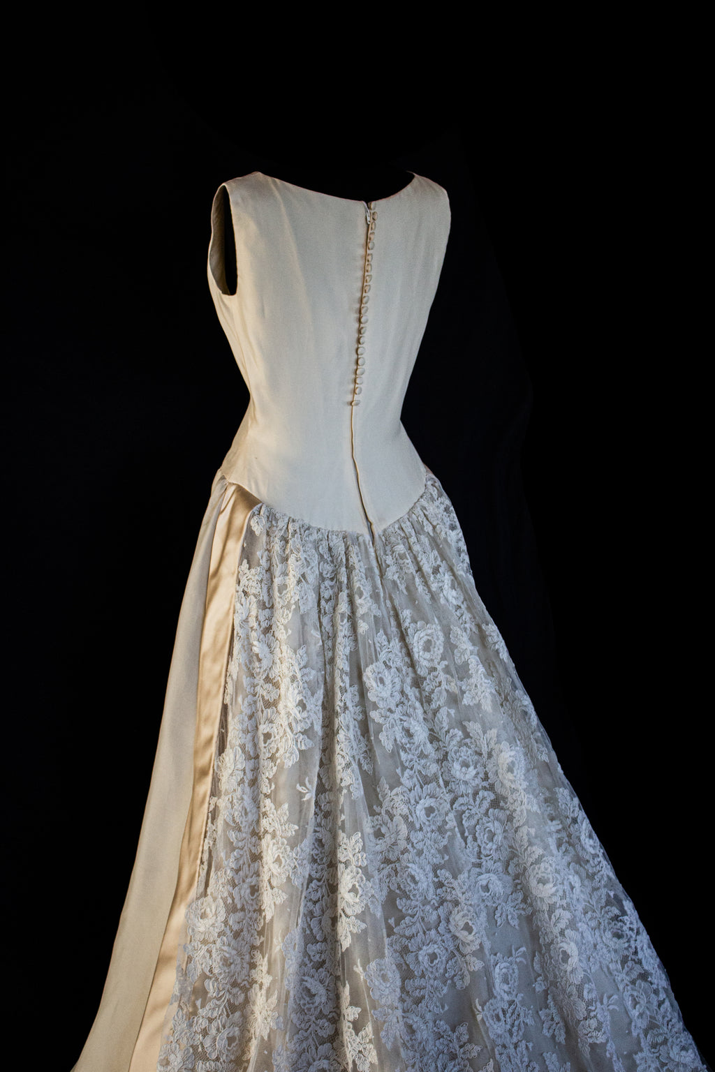 137 - VINTAGE LORENZO RIVA DESIGNER SIGNED WEDDING DRESS: PRECIOUS SILK & LACE TRAIN GOWN - 1950S 1960S ARCHIVAL COUTURE