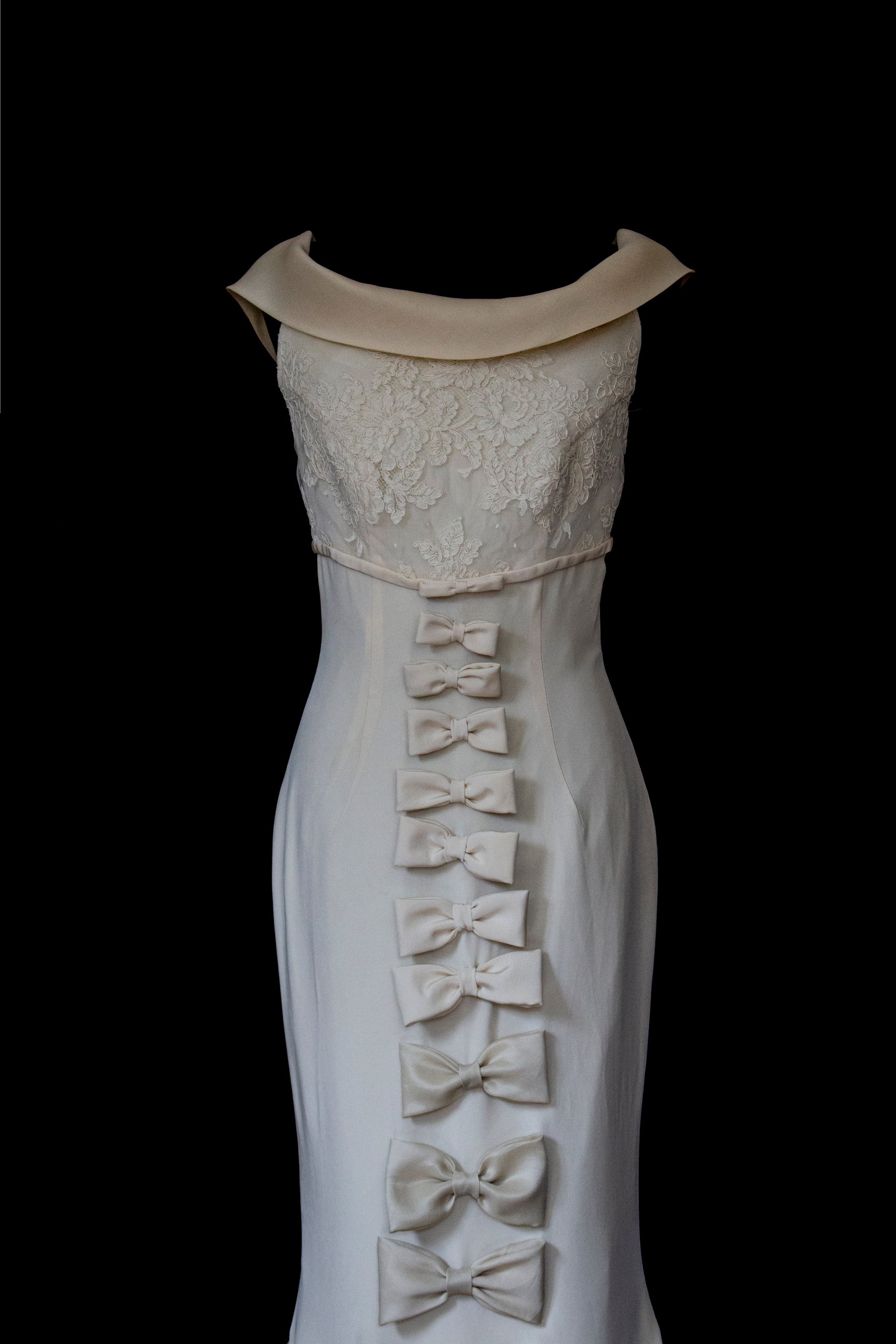 273 - CHIC VINTAGE PURE SILK BRIDAL MERMAID GOWN: LACE BODICE & VERTICAL MAXI BOWS - Vague atelier
