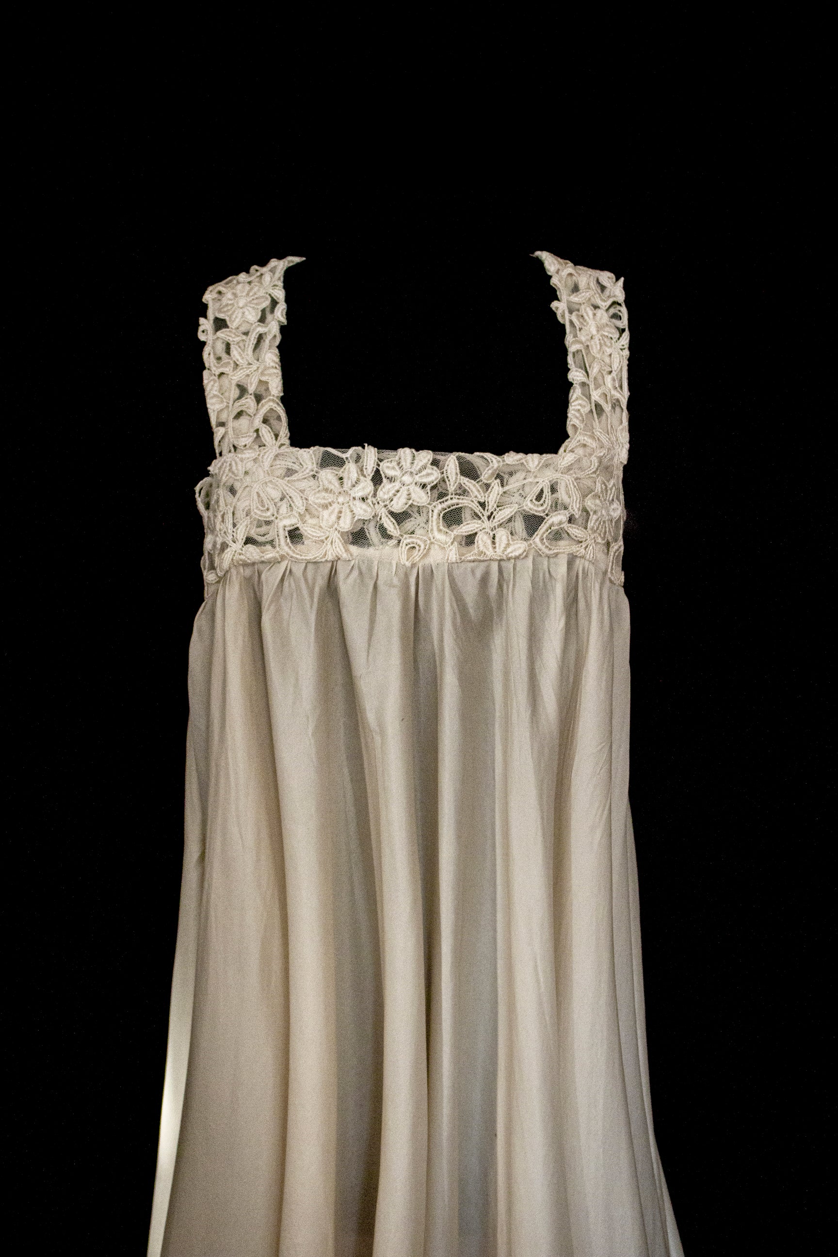 325 - ETHEREAL BOHO VINTAGE SILK ORGANZA GOWN: FLOWY 90S MINIMALIST A-LINE WITH LACE BACK - Vague atelier