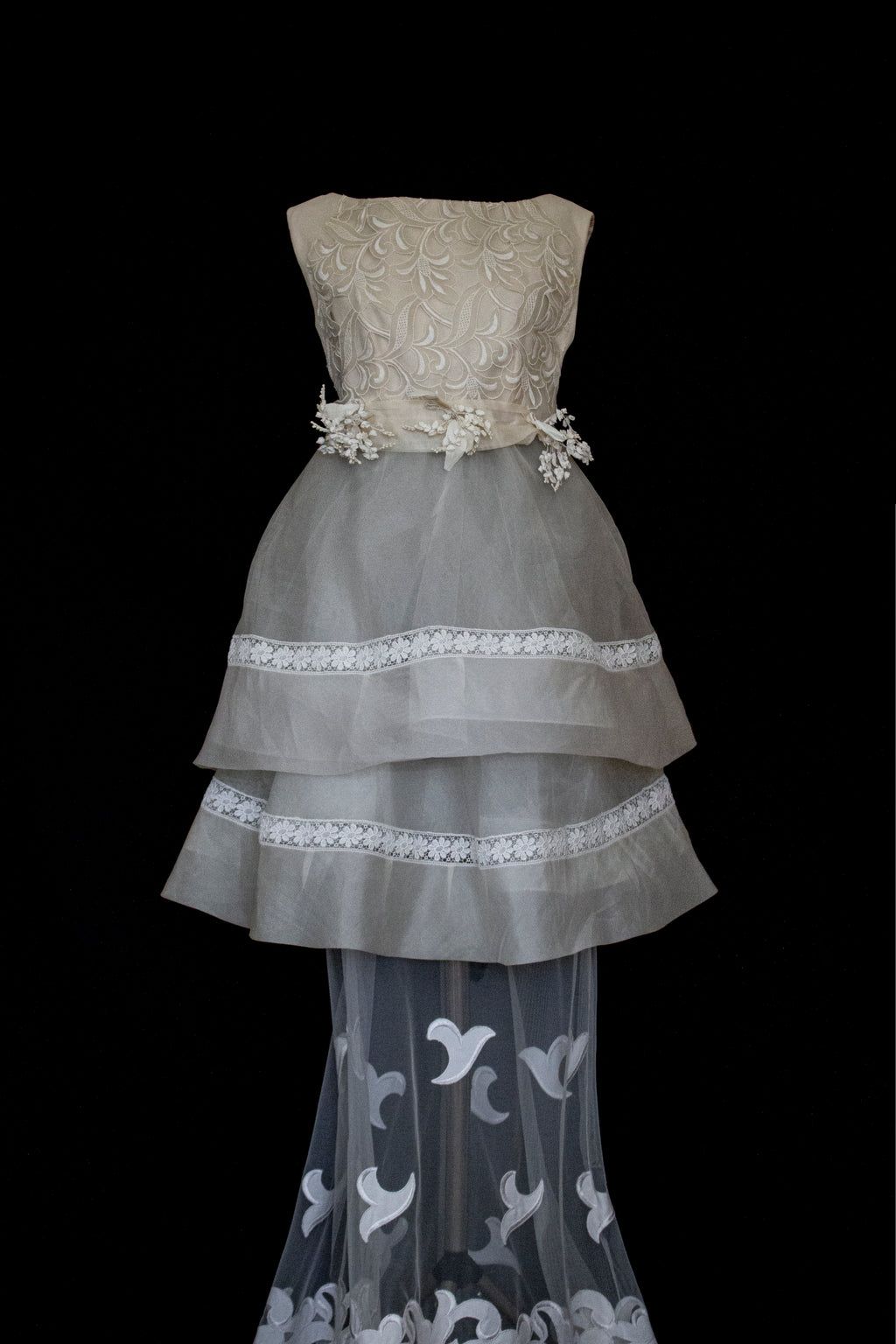 315 - UNIQUE MULTILAYER FLORAL BRIDAL GOWN: 1940S PEPLUM & UPCYCLED MULTI-ERA VINTAGE LACE DRESS - Vague atelier