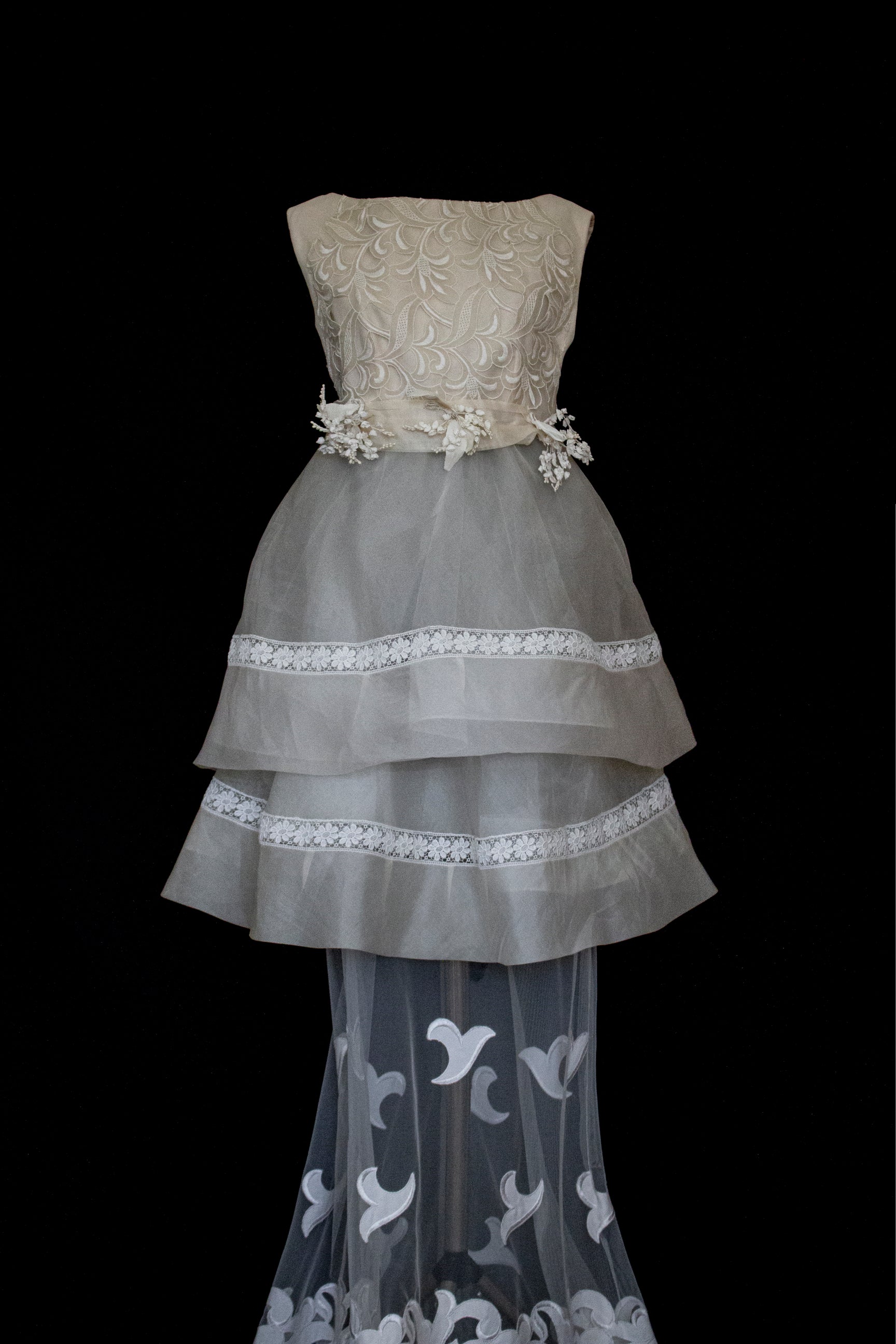 315 - UNIQUE MULTILAYER FLORAL BRIDAL GOWN: 1940S PEPLUM & UPCYCLED MULTI-ERA VINTAGE LACE DRESS - Vague atelier