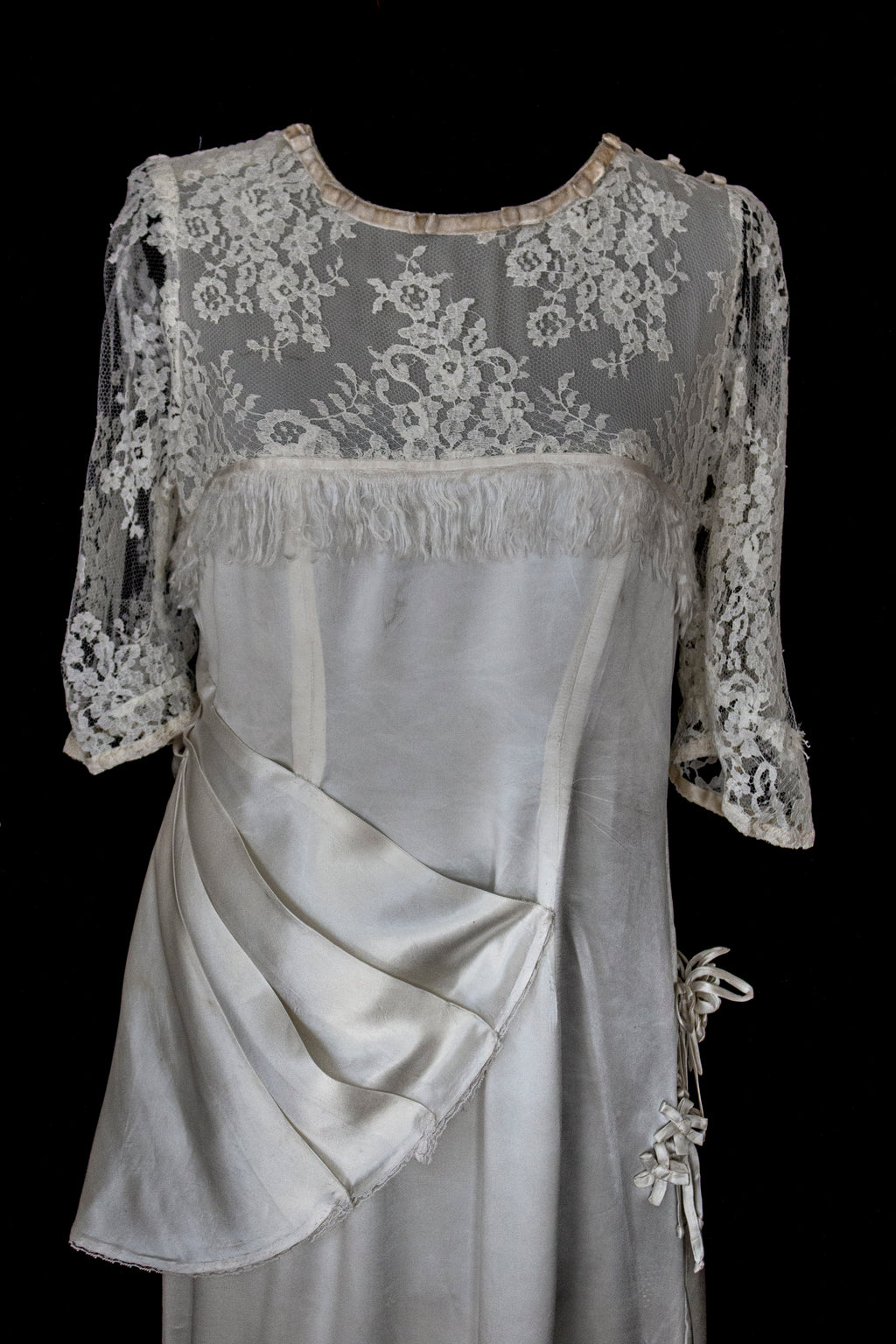 263 - MUSEUM QUALITY 1920S ANTIQUE BRIDAL GOWN: RESTORED ART DECO SILK SATIN & LACE DRESS WITH FRINGES - Vague atelier