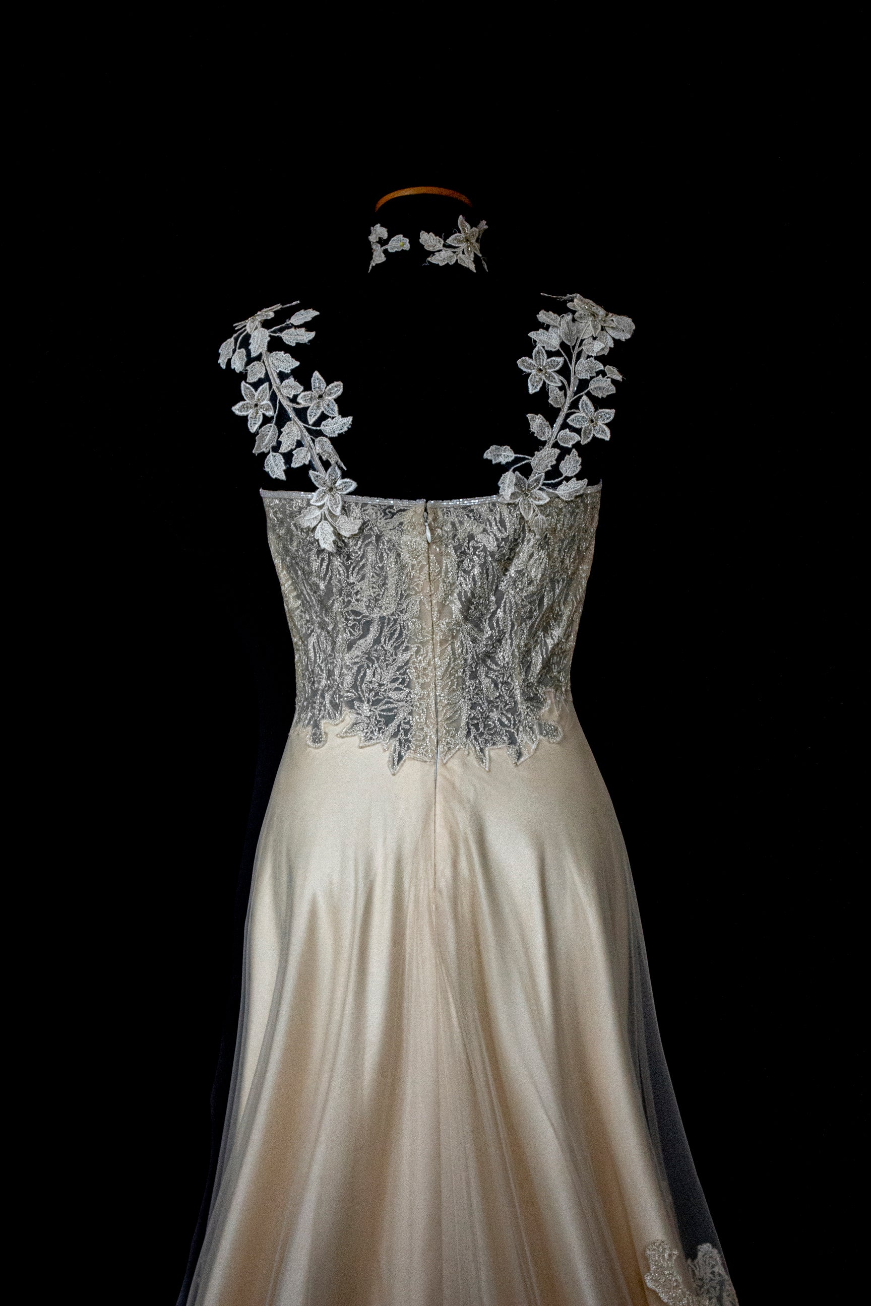 332 - GOLDEN SILK TULLE VINTAGE WEDDING DRESS: UNIQUE A-LINE SLIP GOWN WITH FLORAL DETAILS & TRAIN - Vague atelier