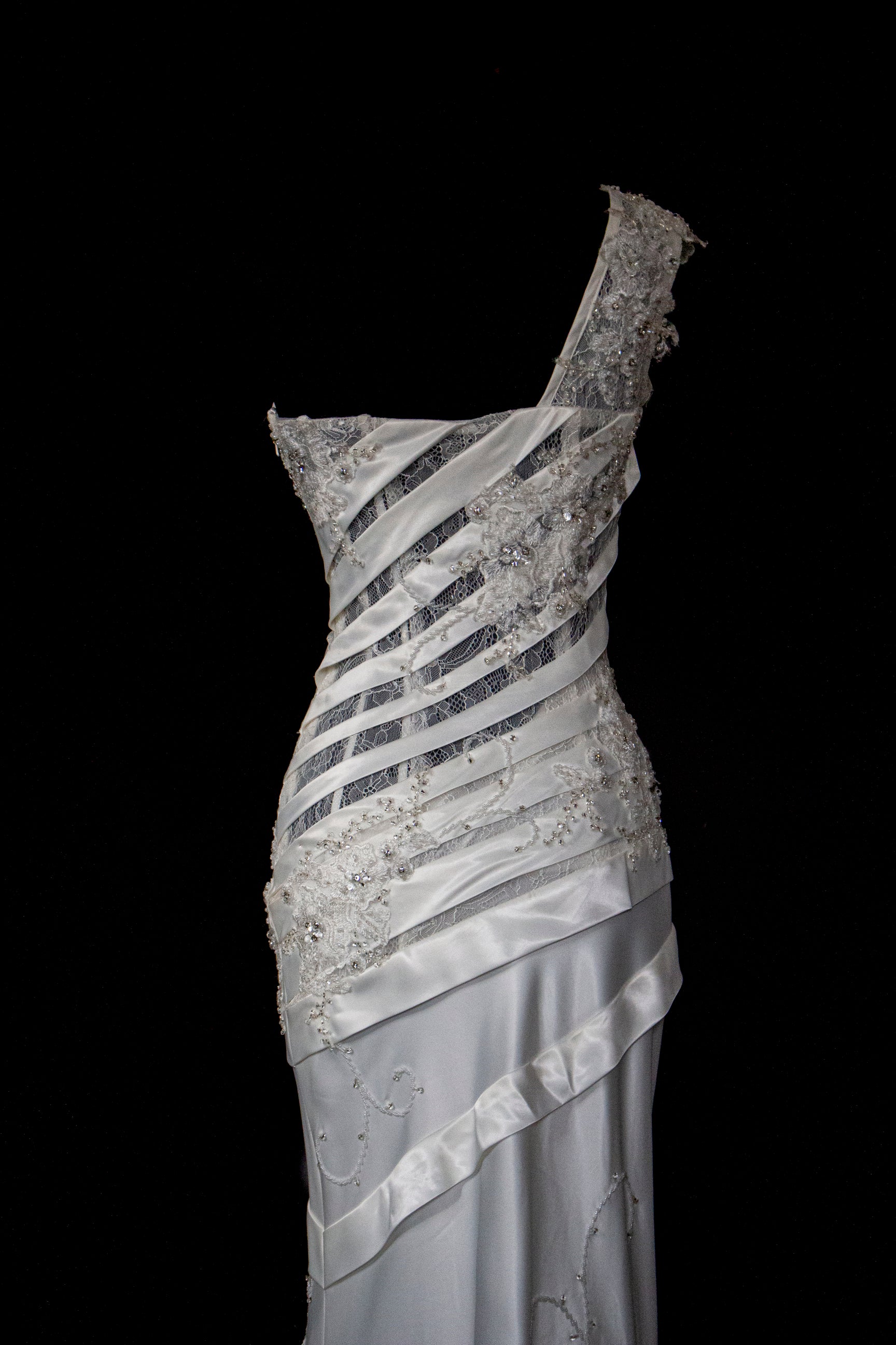 328 - SENSUAL Y2K VINTAGE BRIDAL MERMAID: SHEER ONE-SHOULDER STRETCH SATIN WITH EMBROIDERY - Vague atelier