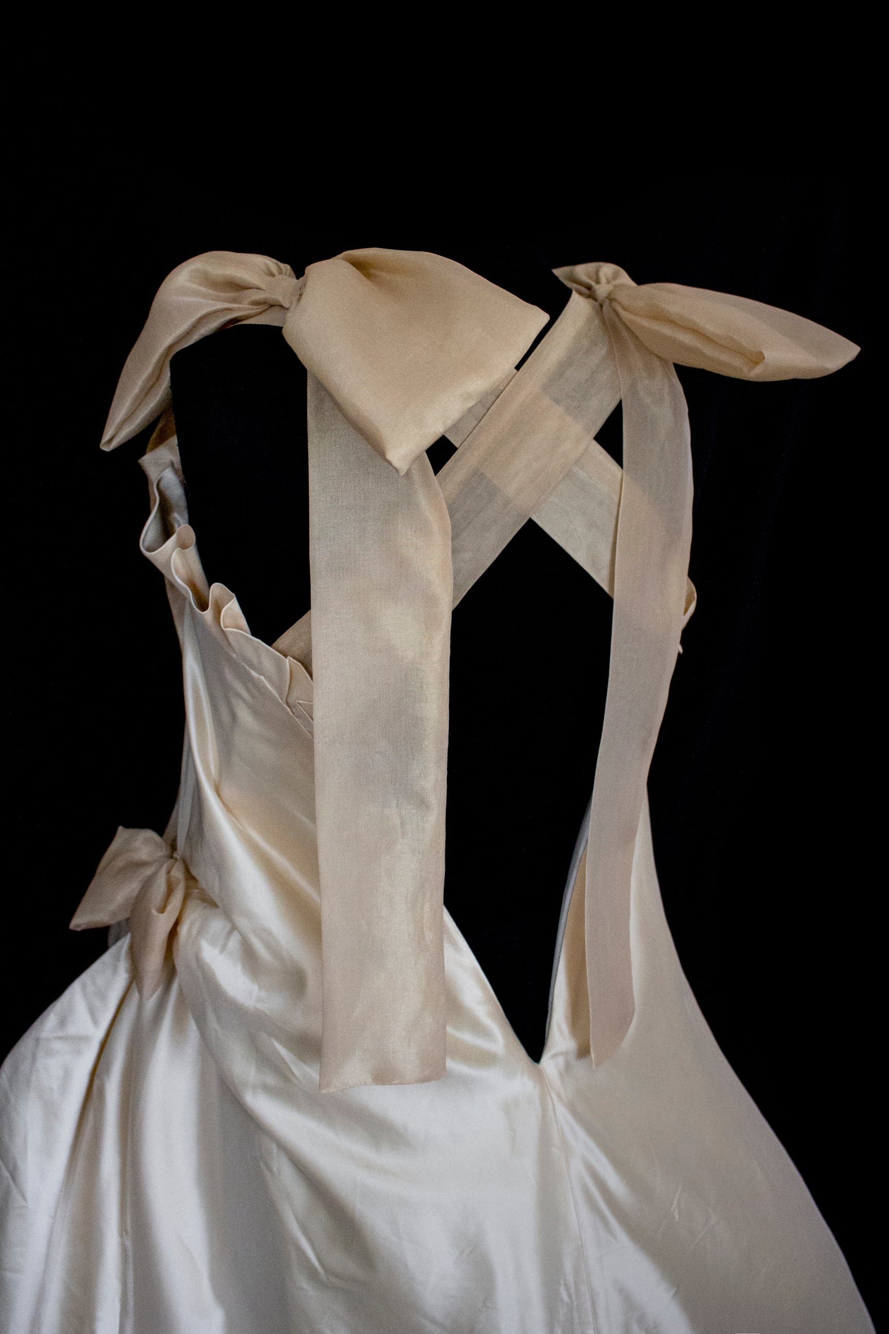 354 - UNIQUE SILK TAFFETA TRAPEZE WEDDING DRESS: CREAM & CARAMEL GOWN WITH MAXI ORGANZA BOWS, OPEN BACK & RUFFLES - Vague atelier