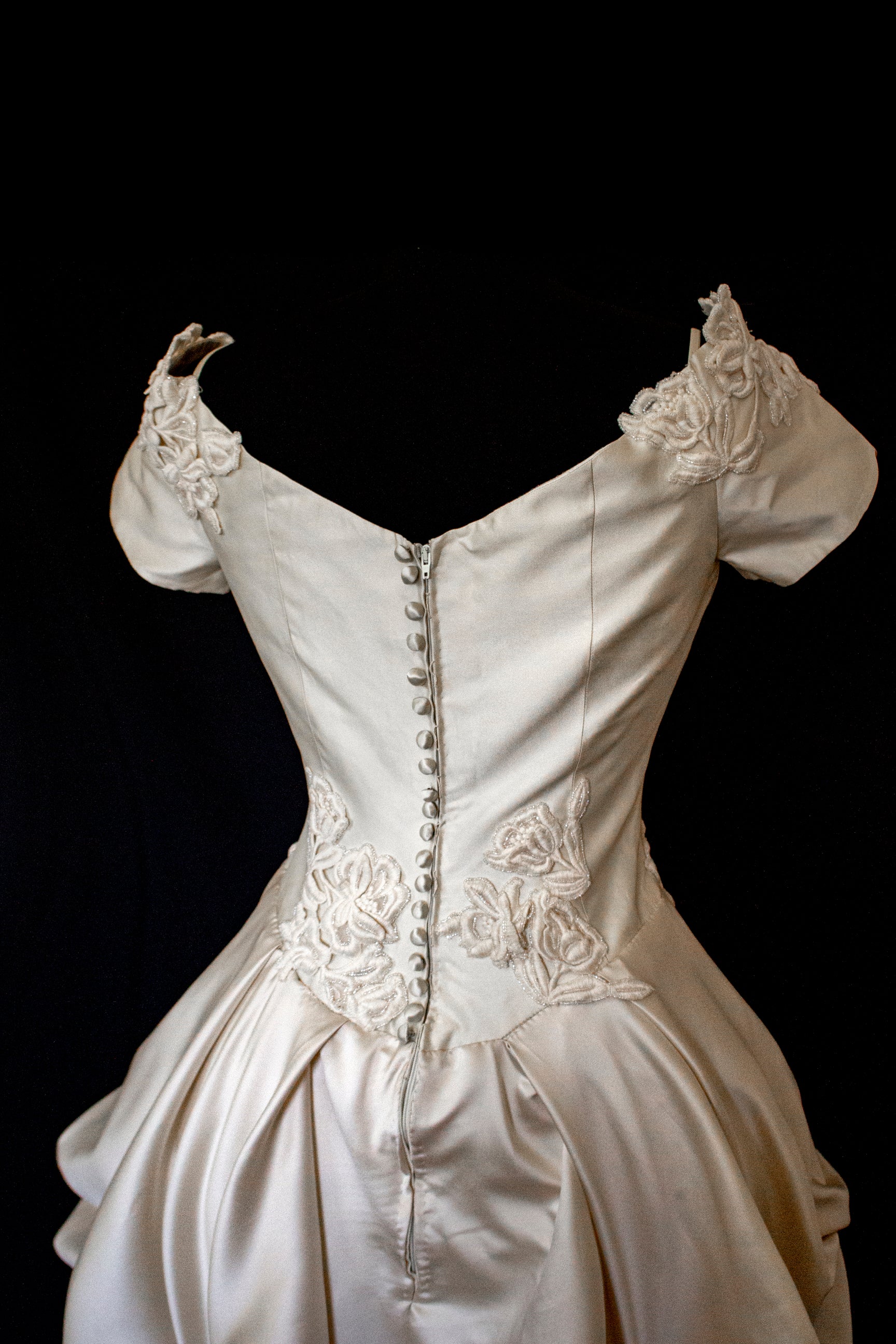 355 - VINTAGE 90s SILK COLUMN WEDDING DRESS: CREAM GOWN WITH GOLD SATIN DRAPED TRAIN & EMBROIDERED ROSES - Vague atelier