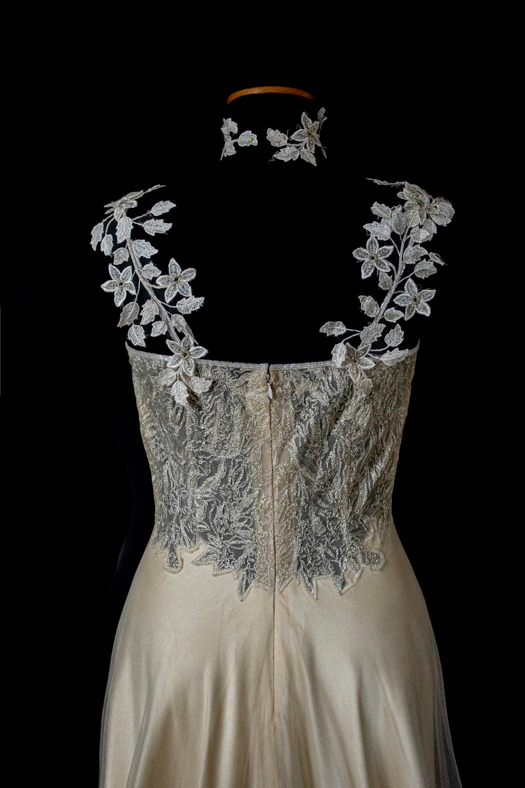 332 - GOLDEN SILK TULLE VINTAGE WEDDING DRESS: UNIQUE A-LINE SLIP GOWN WITH FLORAL DETAILS & TRAIN - Vague atelier