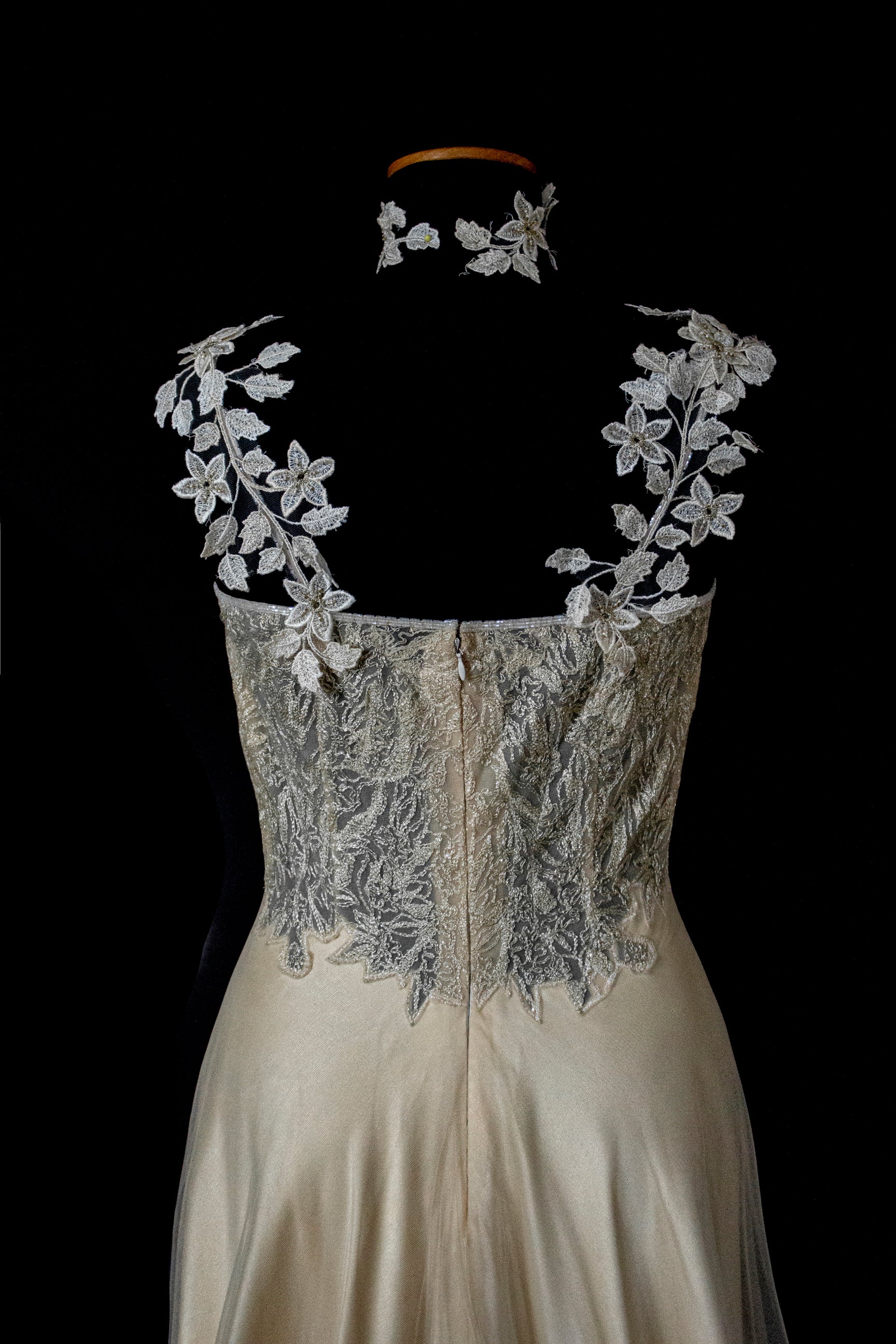332 - GOLDEN SILK TULLE VINTAGE WEDDING DRESS: UNIQUE A-LINE SLIP GOWN WITH FLORAL DETAILS & TRAIN - Vague atelier