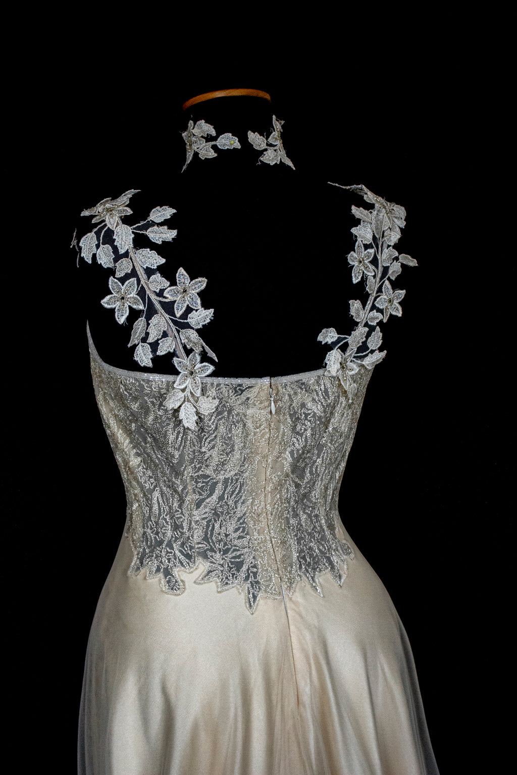 332 - GOLDEN SILK TULLE VINTAGE WEDDING DRESS: UNIQUE A-LINE SLIP GOWN WITH FLORAL DETAILS & TRAIN - Vague atelier