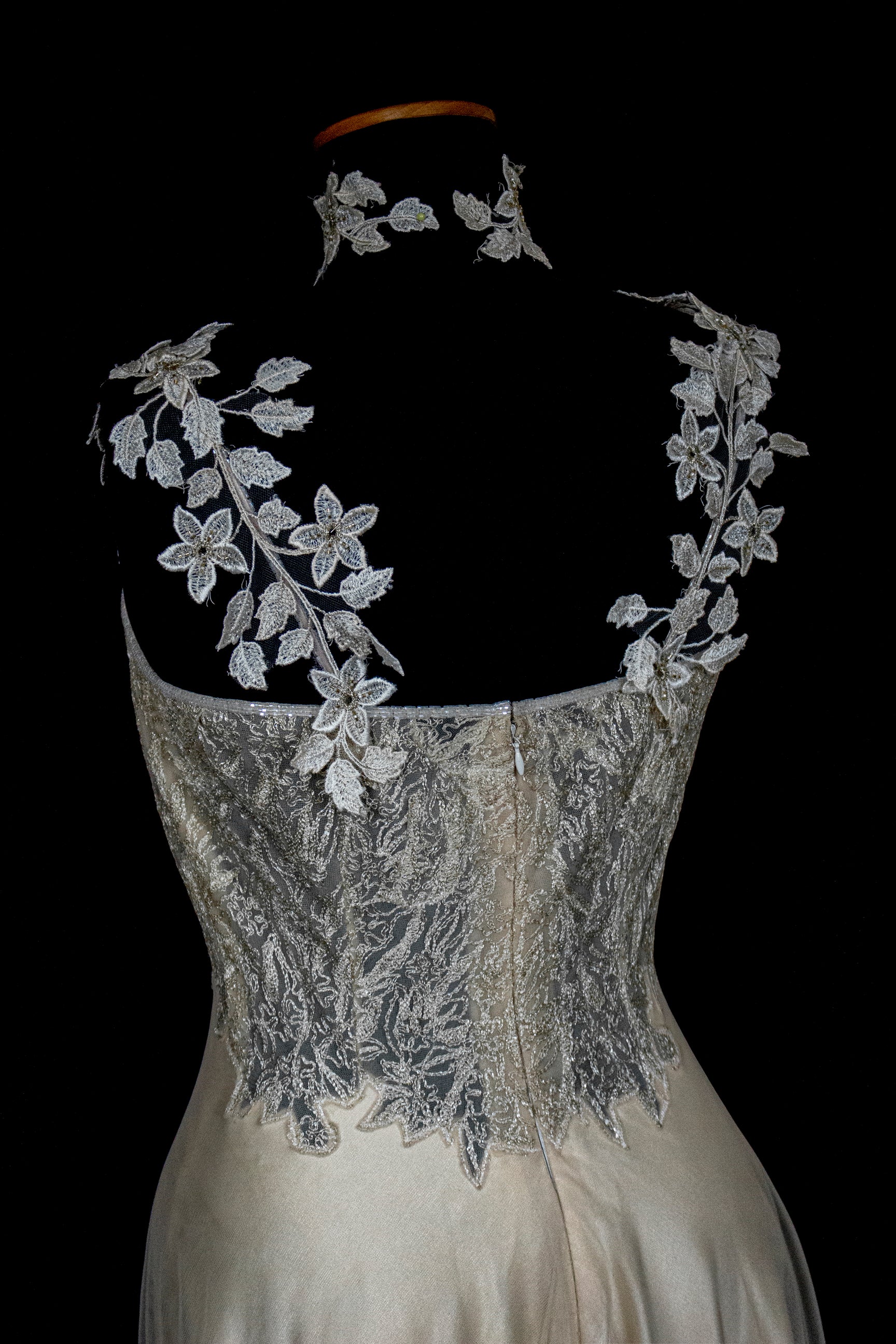 332 - GOLDEN SILK TULLE VINTAGE WEDDING DRESS: UNIQUE A-LINE SLIP GOWN WITH FLORAL DETAILS & TRAIN - Vague atelier
