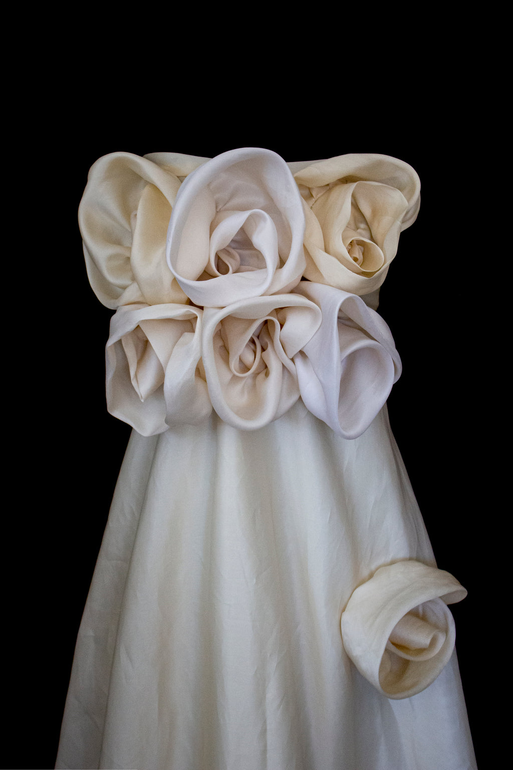318 - COUTURE SILK ORGANZA BRIDAL GOWN: HANDMADE 3D MAXI FLOWERS & VINTAGE FLORAL TRAIN - Vague atelier