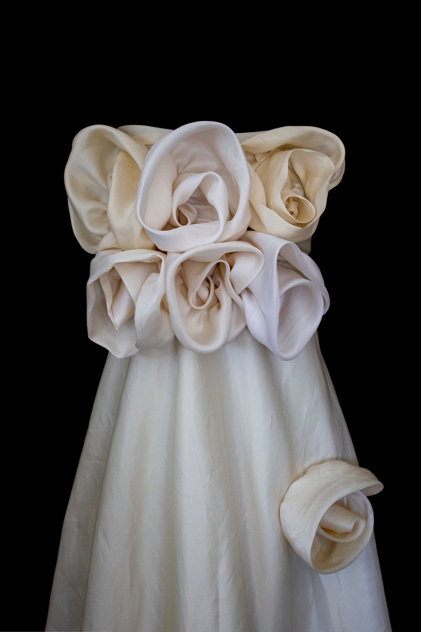 318 - COUTURE SILK ORGANZA BRIDAL GOWN: HANDMADE 3D MAXI FLOWERS & VINTAGE FLORAL TRAIN - Vague atelier