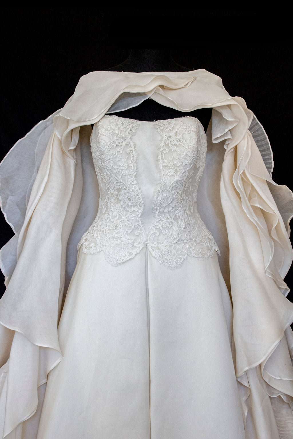 320 - LUXURY PURE SILK VINTAGE BRIDAL GOWN: A-LINE LACE DRESS WITH DETACHABLE RUFFLED CAPE