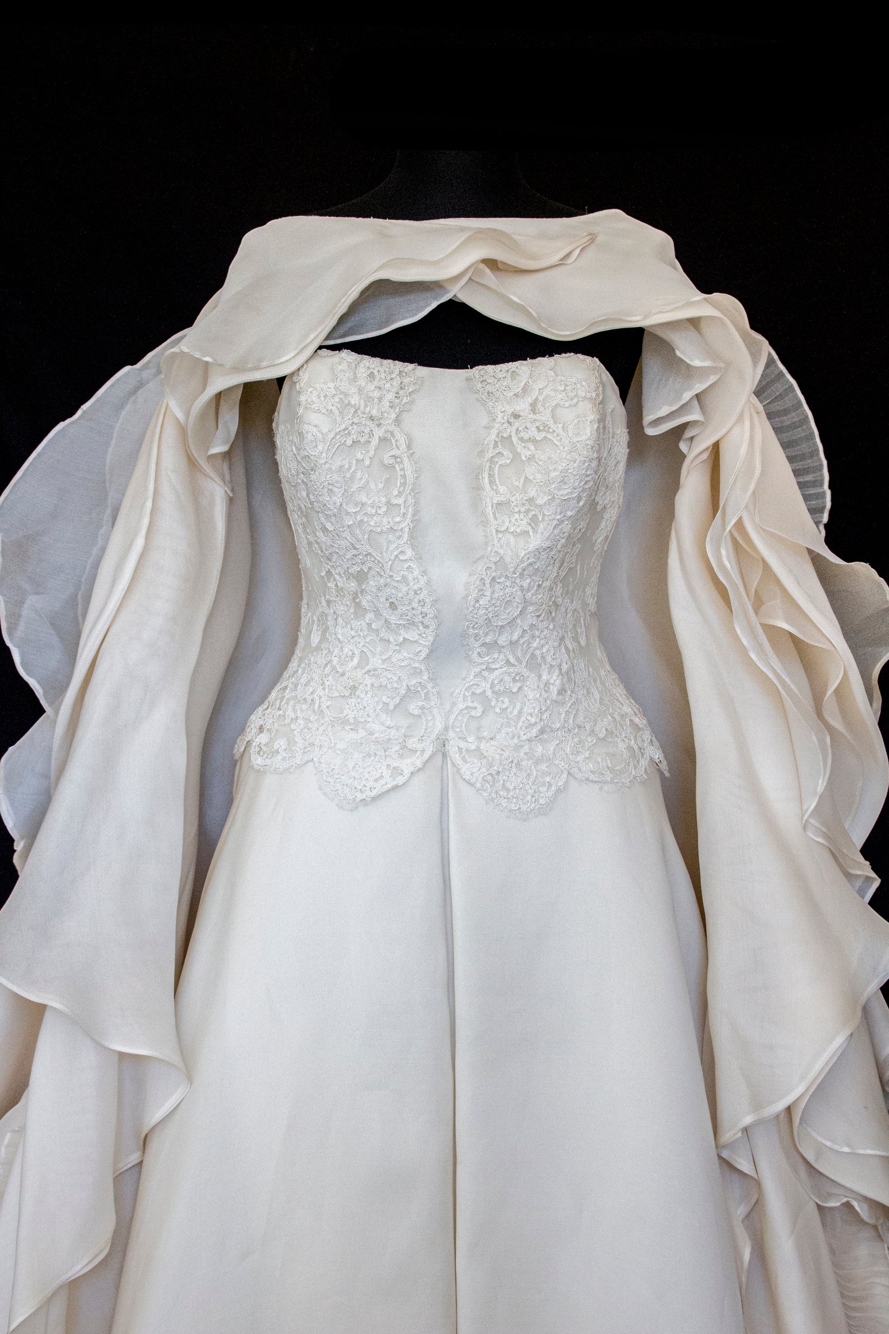 320 - LUXURY PURE SILK VINTAGE BRIDAL GOWN: A-LINE LACE DRESS WITH DETACHABLE RUFFLED CAPE