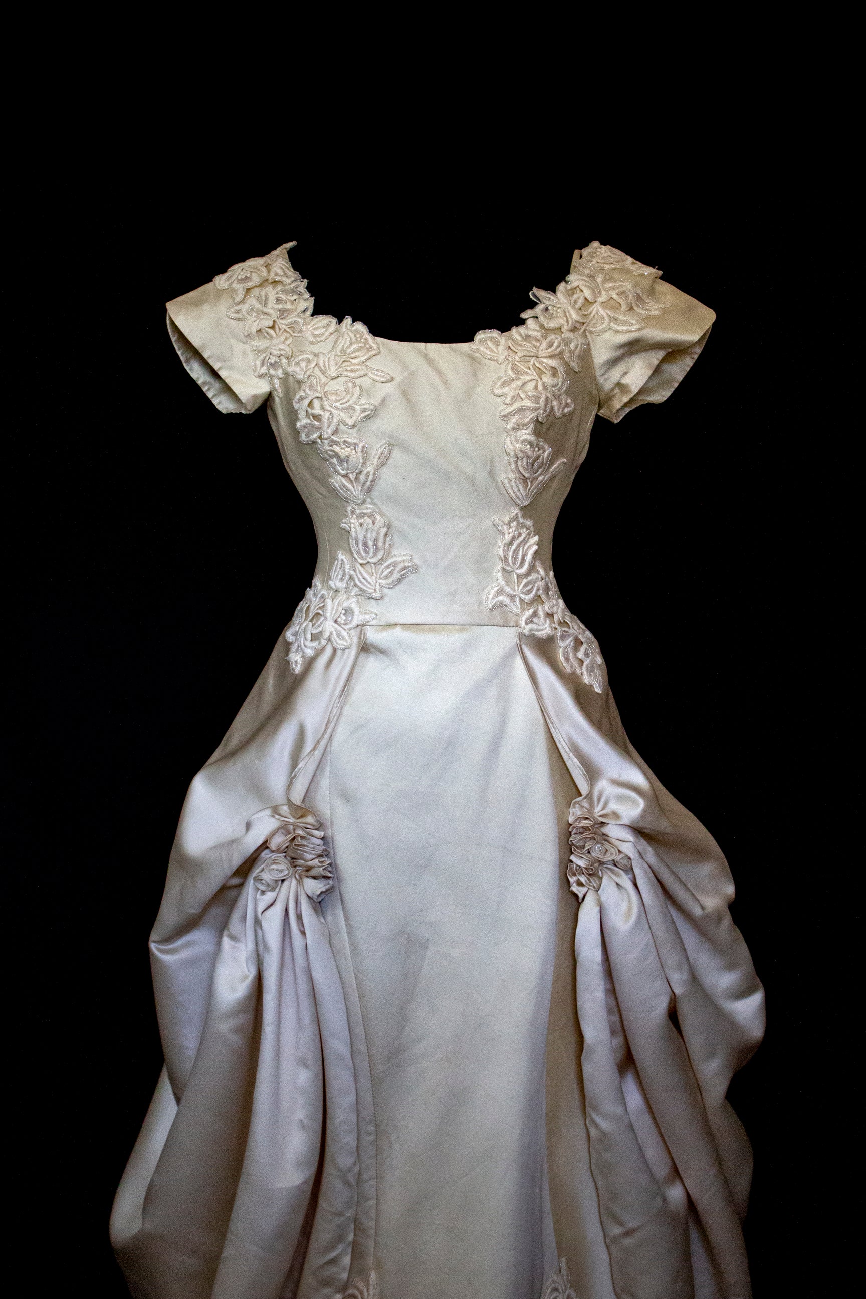 355 - VINTAGE 90s SILK COLUMN WEDDING DRESS: CREAM GOWN WITH GOLD SATIN DRAPED TRAIN & EMBROIDERED ROSES - Vague atelier