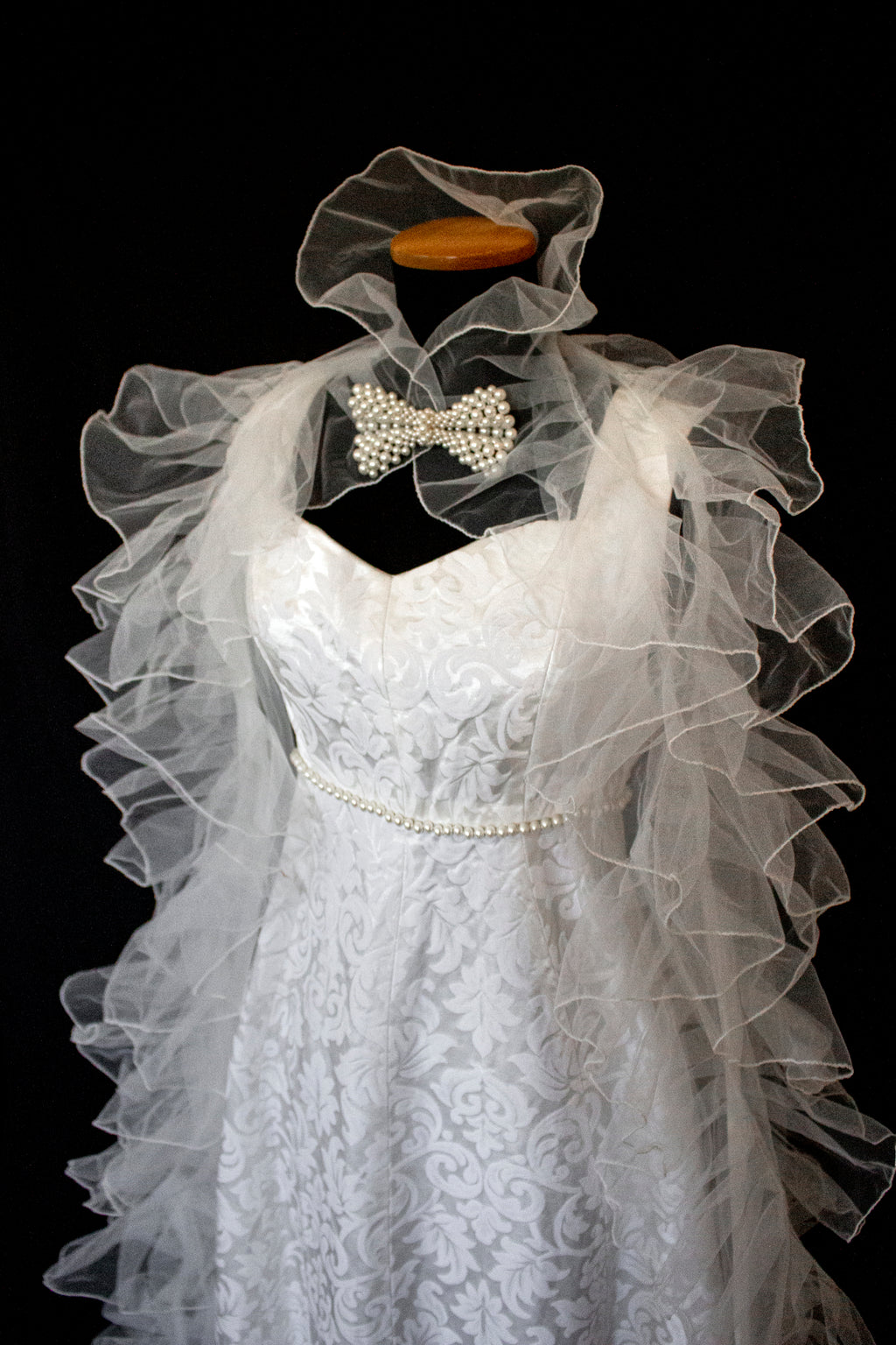 299 - AUTHENTIC 1960S VINTAGE DAMASK BRIDAL DRESS: BON TON ANKLE-LENGTH SHEATH WITH RUFFLED TULLE CAPE - Vague atelier