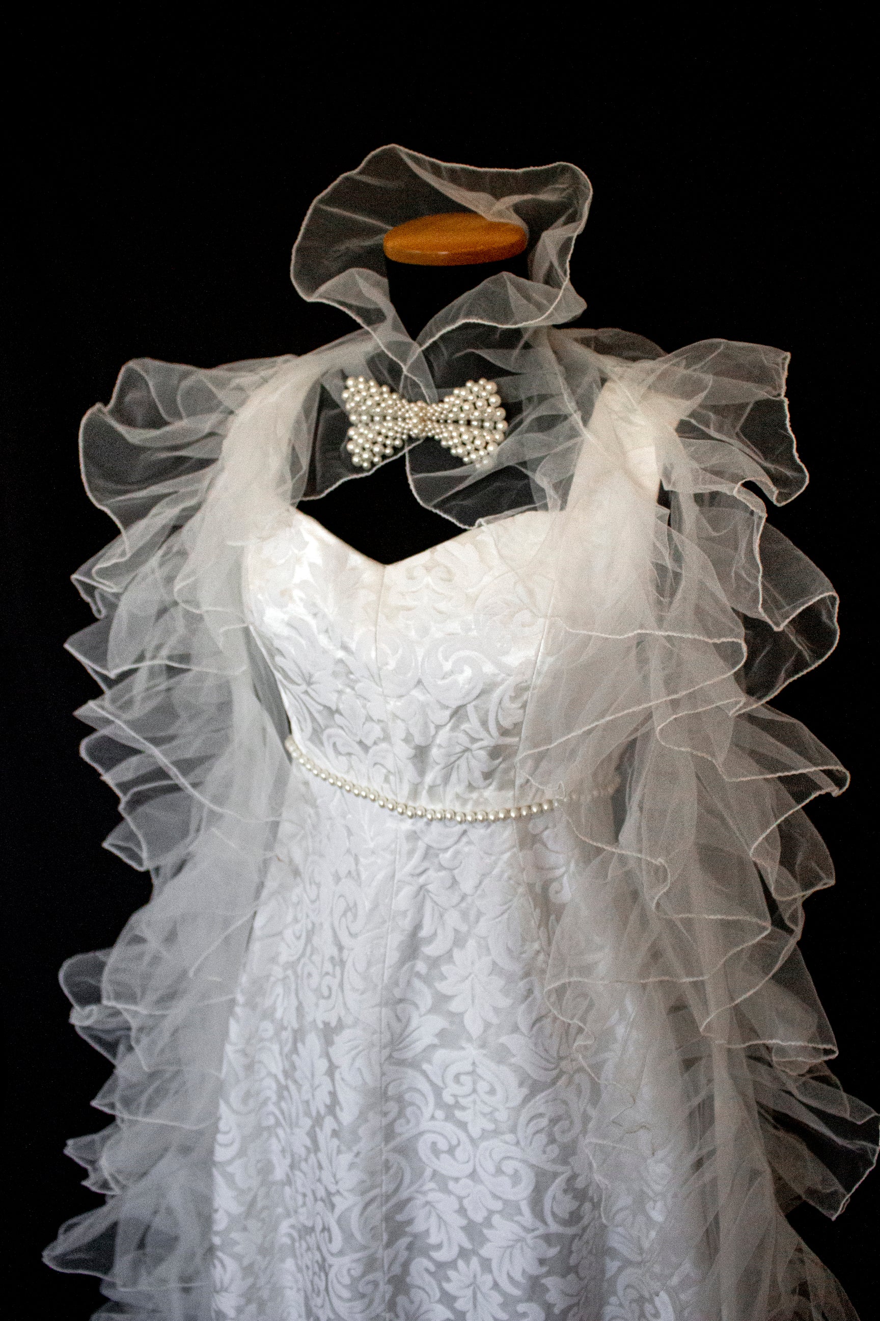 299 - AUTHENTIC 1960S VINTAGE DAMASK BRIDAL DRESS: BON TON ANKLE-LENGTH SHEATH WITH RUFFLED TULLE CAPE - Vague atelier