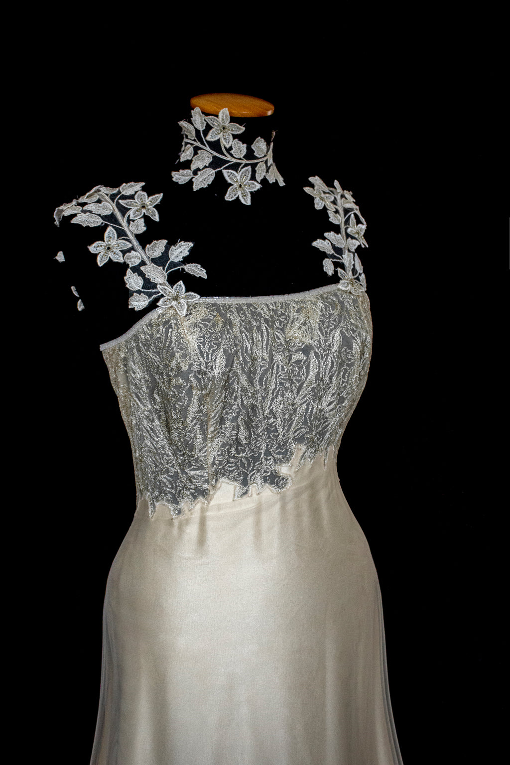 332 - GOLDEN SILK TULLE VINTAGE WEDDING DRESS: UNIQUE A-LINE SLIP GOWN WITH FLORAL DETAILS & TRAIN - Vague atelier