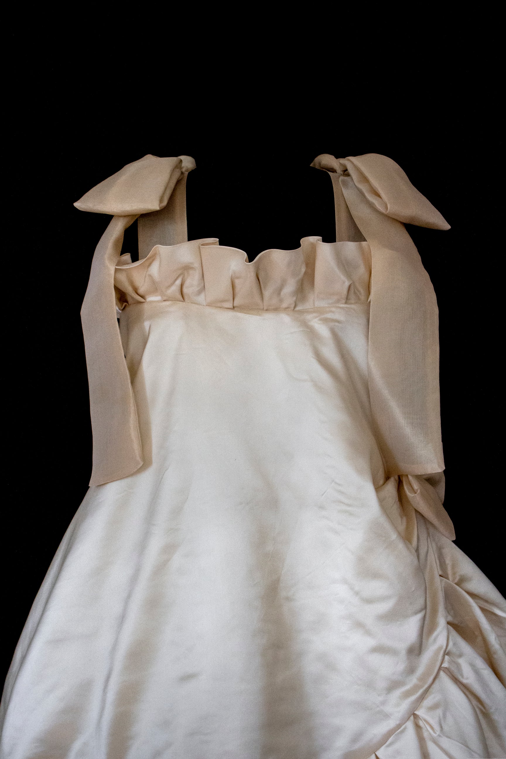 354 - UNIQUE SILK TAFFETA TRAPEZE WEDDING DRESS: CREAM & CARAMEL GOWN WITH MAXI ORGANZA BOWS, OPEN BACK & RUFFLES - Vague atelier