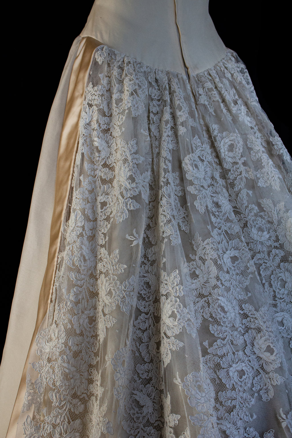 137 - VINTAGE LORENZO RIVA DESIGNER SIGNED WEDDING DRESS: PRECIOUS SILK & LACE TRAIN GOWN - 1950S 1960S ARCHIVAL COUTURE