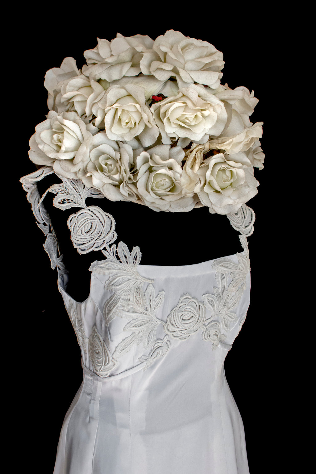 252 - ICONIC 1960S EMPIRE BRIDAL SET: ICE SATIN GOWN & STRAW BUCKET HAT WITH MAXI ROSES