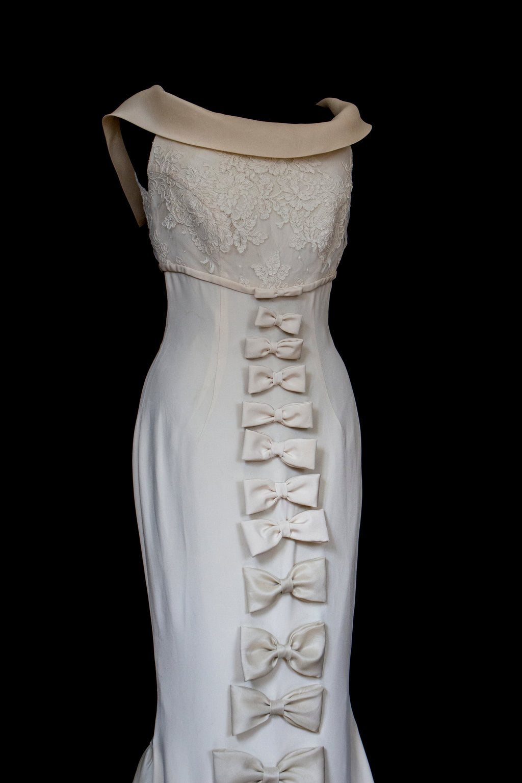273 - CHIC VINTAGE PURE SILK BRIDAL MERMAID GOWN: LACE BODICE & VERTICAL MAXI BOWS - Vague atelier