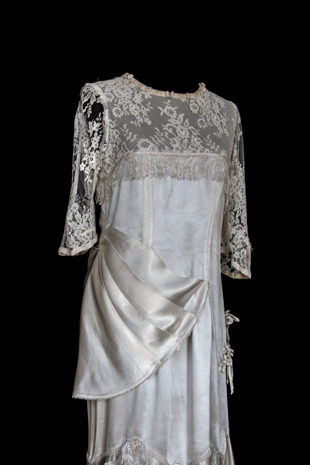 263 - MUSEUM QUALITY 1920S ANTIQUE BRIDAL GOWN: RESTORED ART DECO SILK SATIN & LACE DRESS WITH FRINGES - Vague atelier