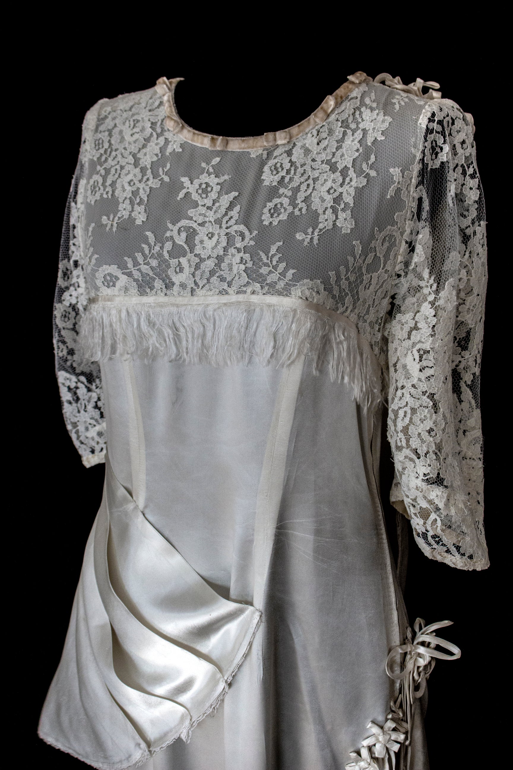 263 - MUSEUM QUALITY 1920S ANTIQUE BRIDAL GOWN: RESTORED ART DECO SILK SATIN & LACE DRESS WITH FRINGES - Vague atelier