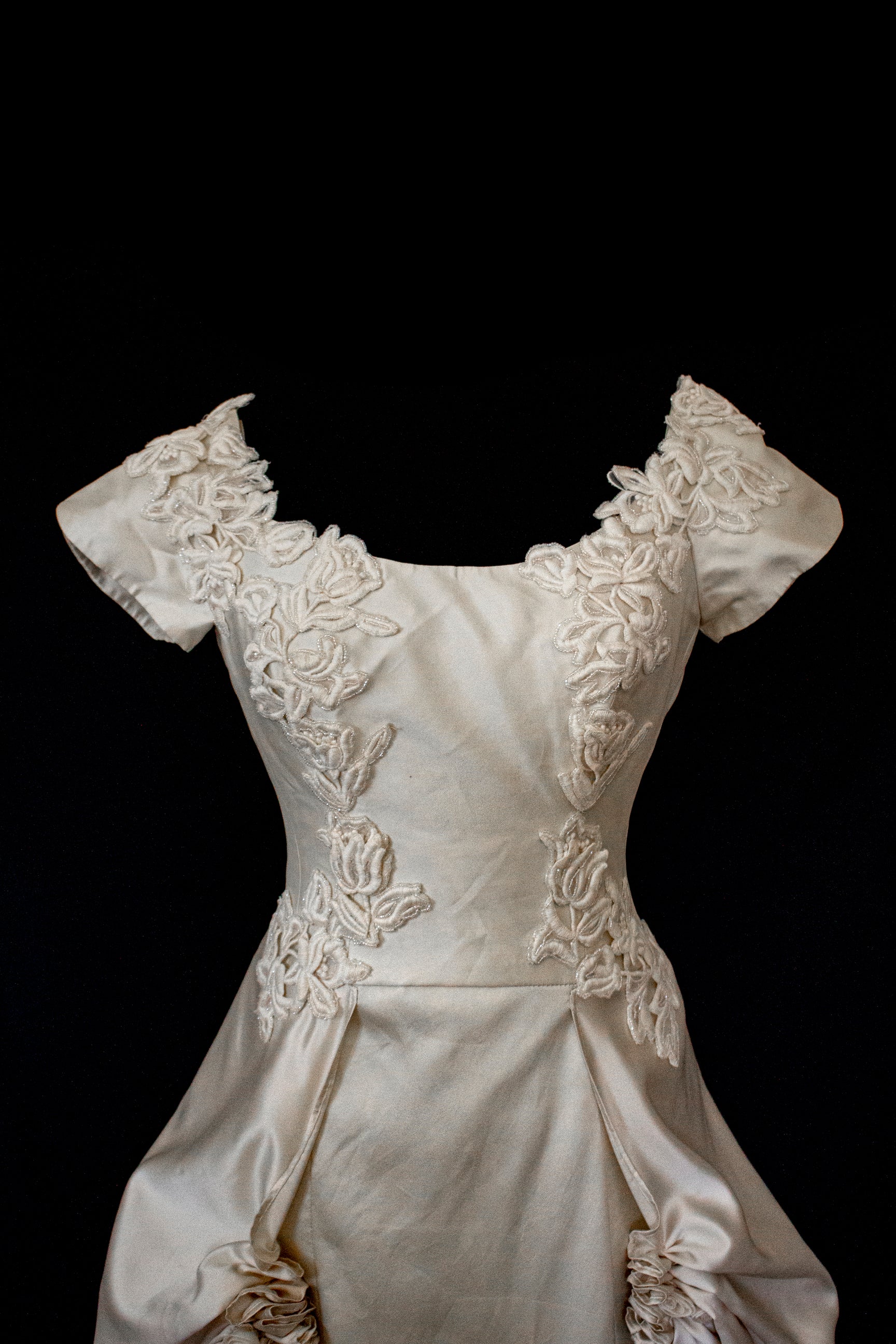 355 - VINTAGE 90s SILK COLUMN WEDDING DRESS: CREAM GOWN WITH GOLD SATIN DRAPED TRAIN & EMBROIDERED ROSES - Vague atelier