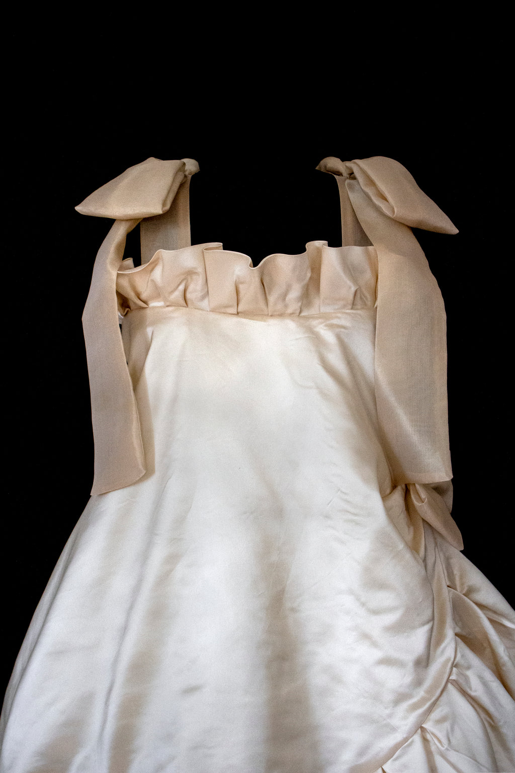 354 - UNIQUE SILK TAFFETA TRAPEZE WEDDING DRESS: CREAM & CARAMEL GOWN WITH MAXI ORGANZA BOWS, OPEN BACK & RUFFLES - Vague atelier