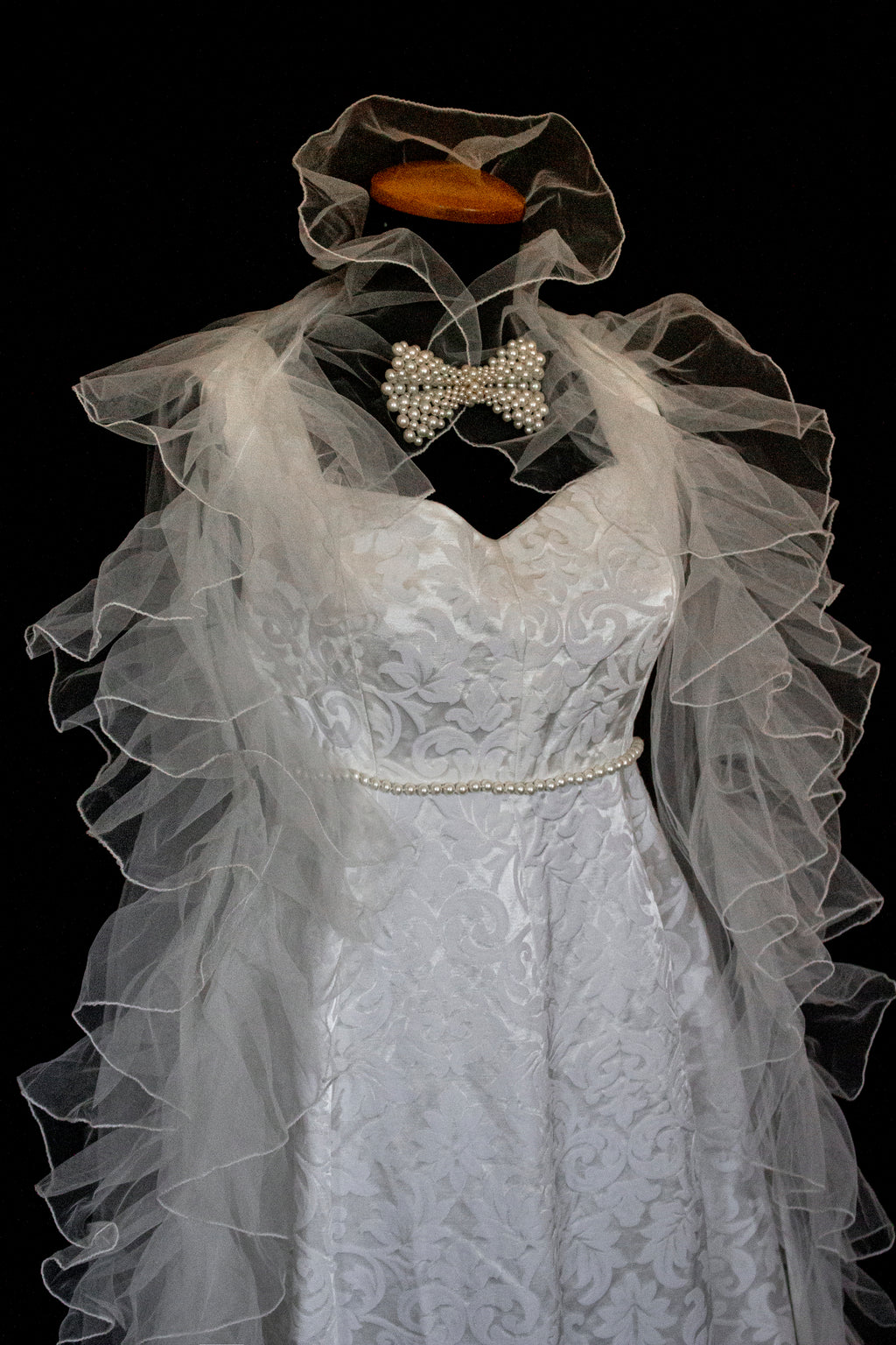 299 - AUTHENTIC 1960S VINTAGE DAMASK BRIDAL DRESS: BON TON ANKLE-LENGTH SHEATH WITH RUFFLED TULLE CAPE - Vague atelier