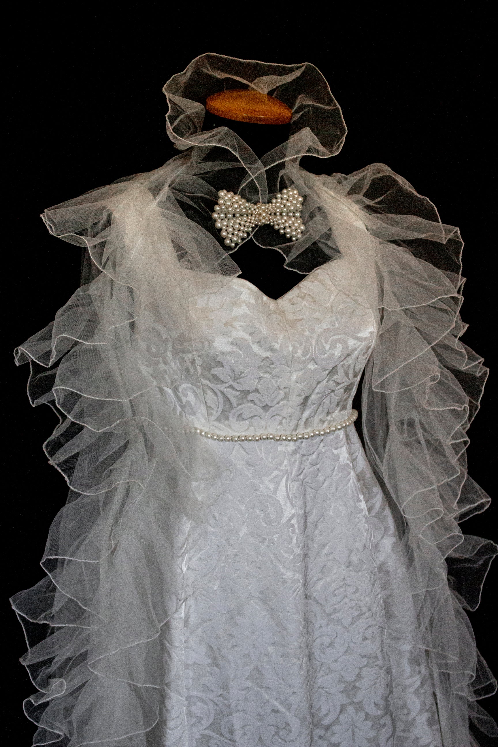 299 - AUTHENTIC 1960S VINTAGE DAMASK BRIDAL DRESS: BON TON ANKLE-LENGTH SHEATH WITH RUFFLED TULLE CAPE - Vague atelier