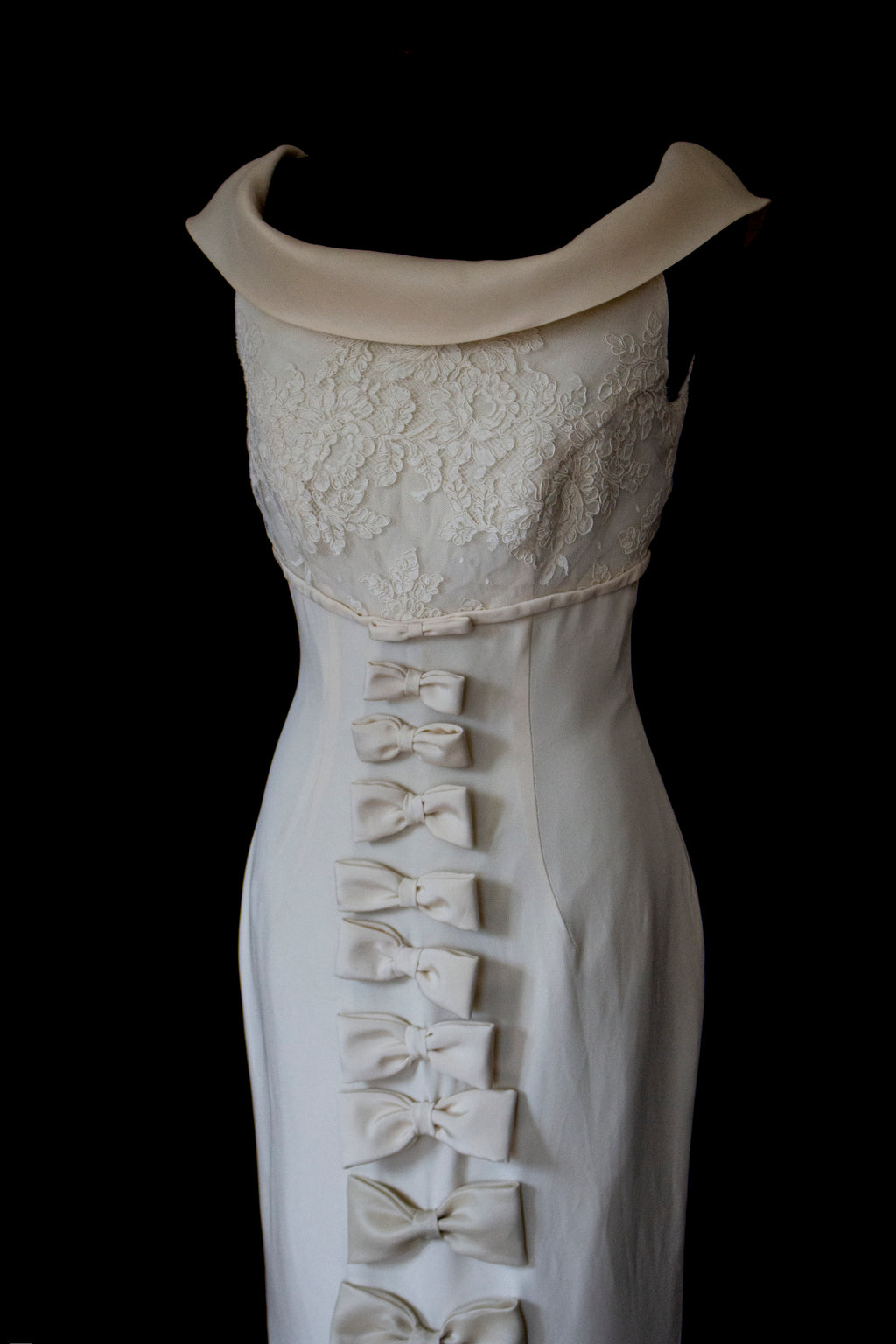 273 - CHIC VINTAGE PURE SILK BRIDAL MERMAID GOWN: LACE BODICE & VERTICAL MAXI BOWS - Vague atelier
