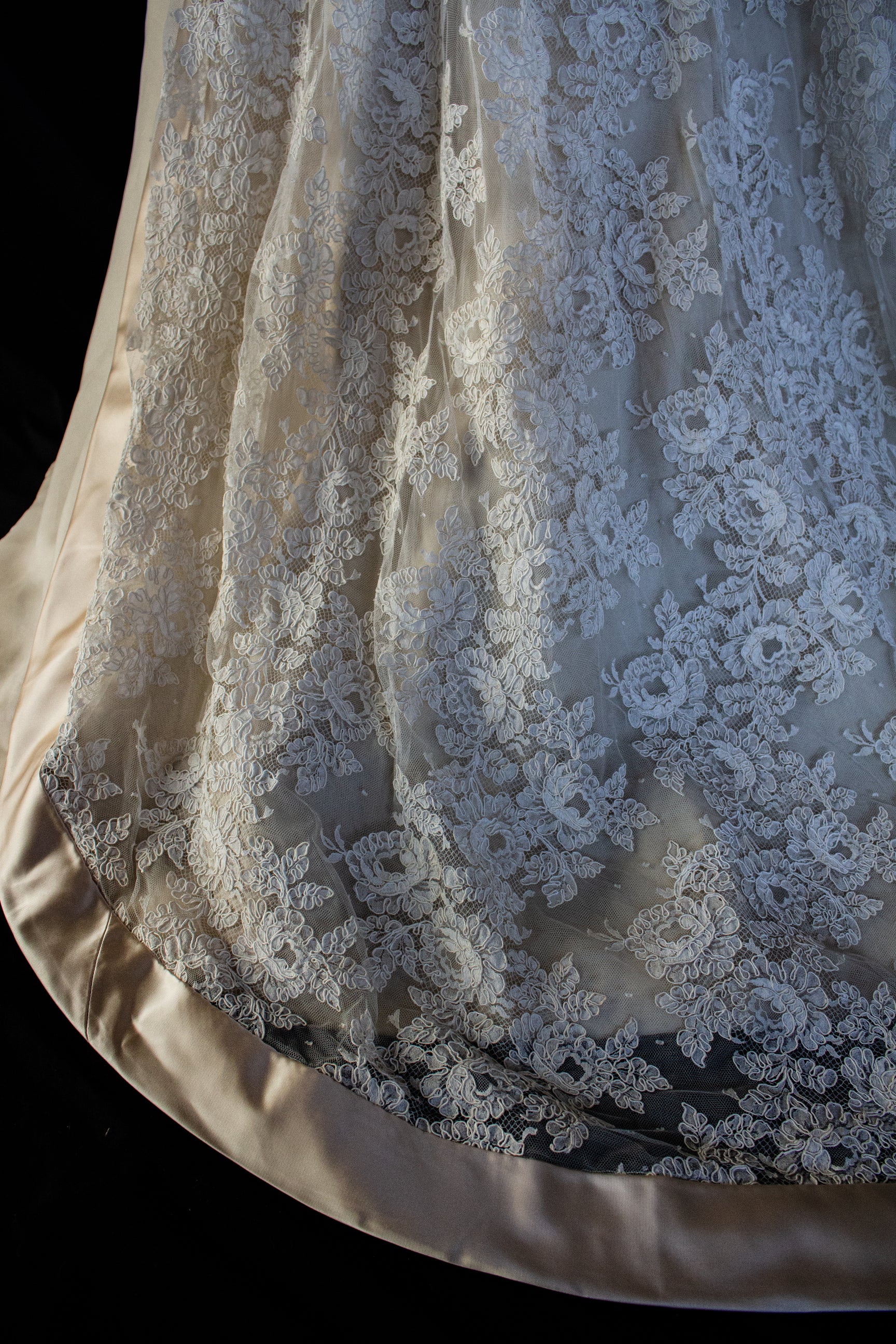 137 - VINTAGE LORENZO RIVA DESIGNER SIGNED WEDDING DRESS: PRECIOUS SILK & LACE TRAIN GOWN - 1950S 1960S ARCHIVAL COUTURE