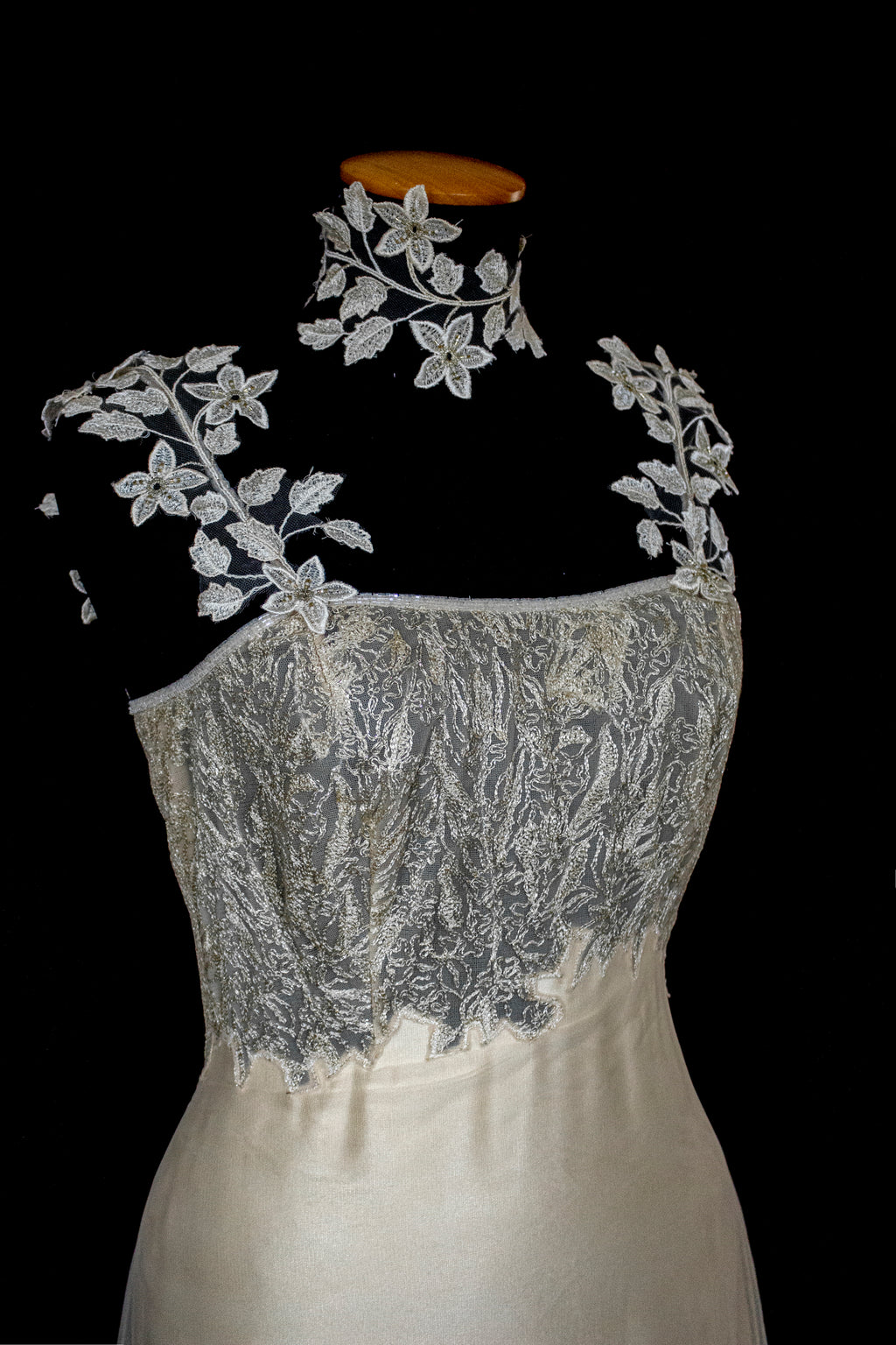 332 - GOLDEN SILK TULLE VINTAGE WEDDING DRESS: UNIQUE A-LINE SLIP GOWN WITH FLORAL DETAILS & TRAIN - Vague atelier