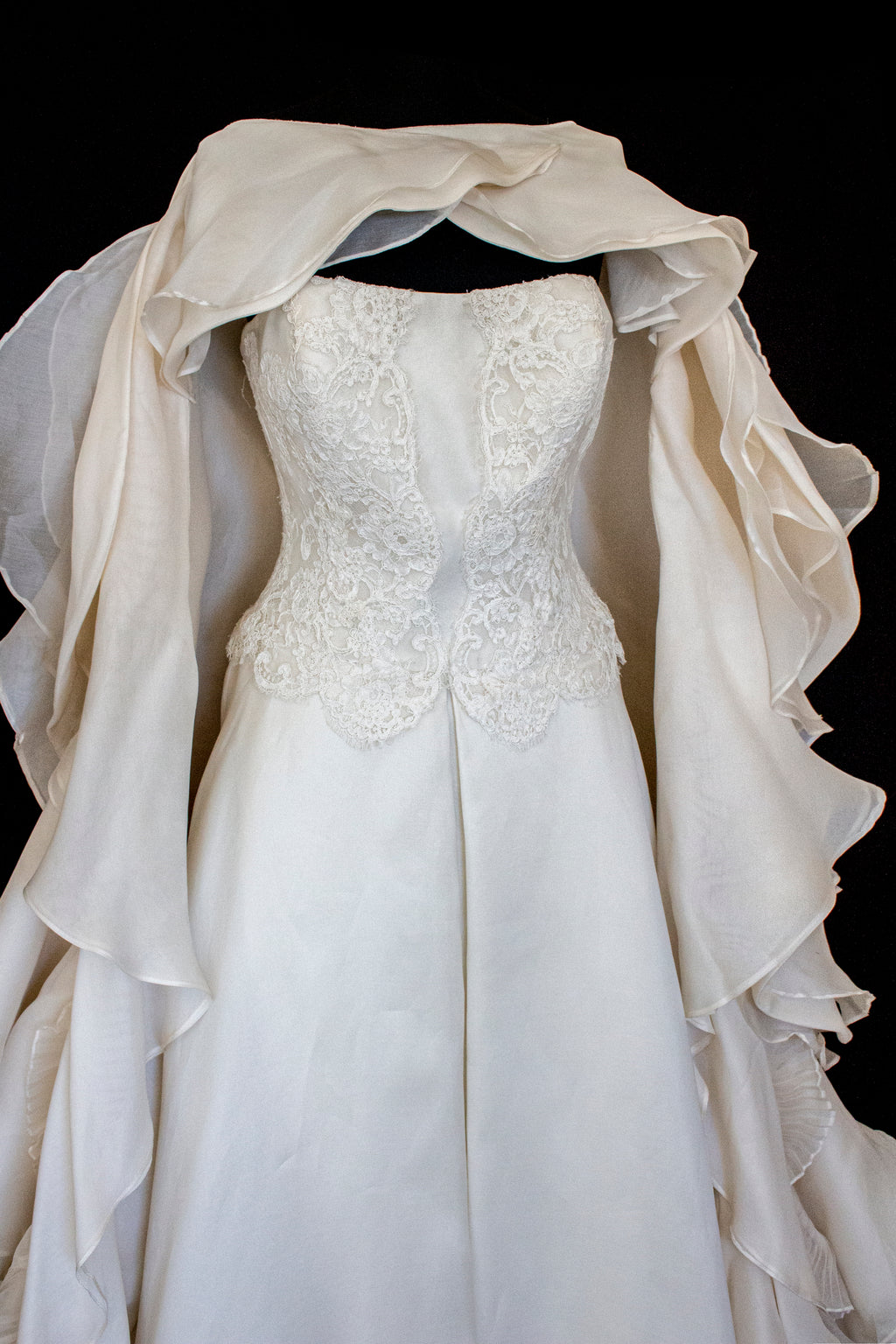 320 - LUXURY PURE SILK VINTAGE BRIDAL GOWN: A-LINE LACE DRESS WITH DETACHABLE RUFFLED CAPE