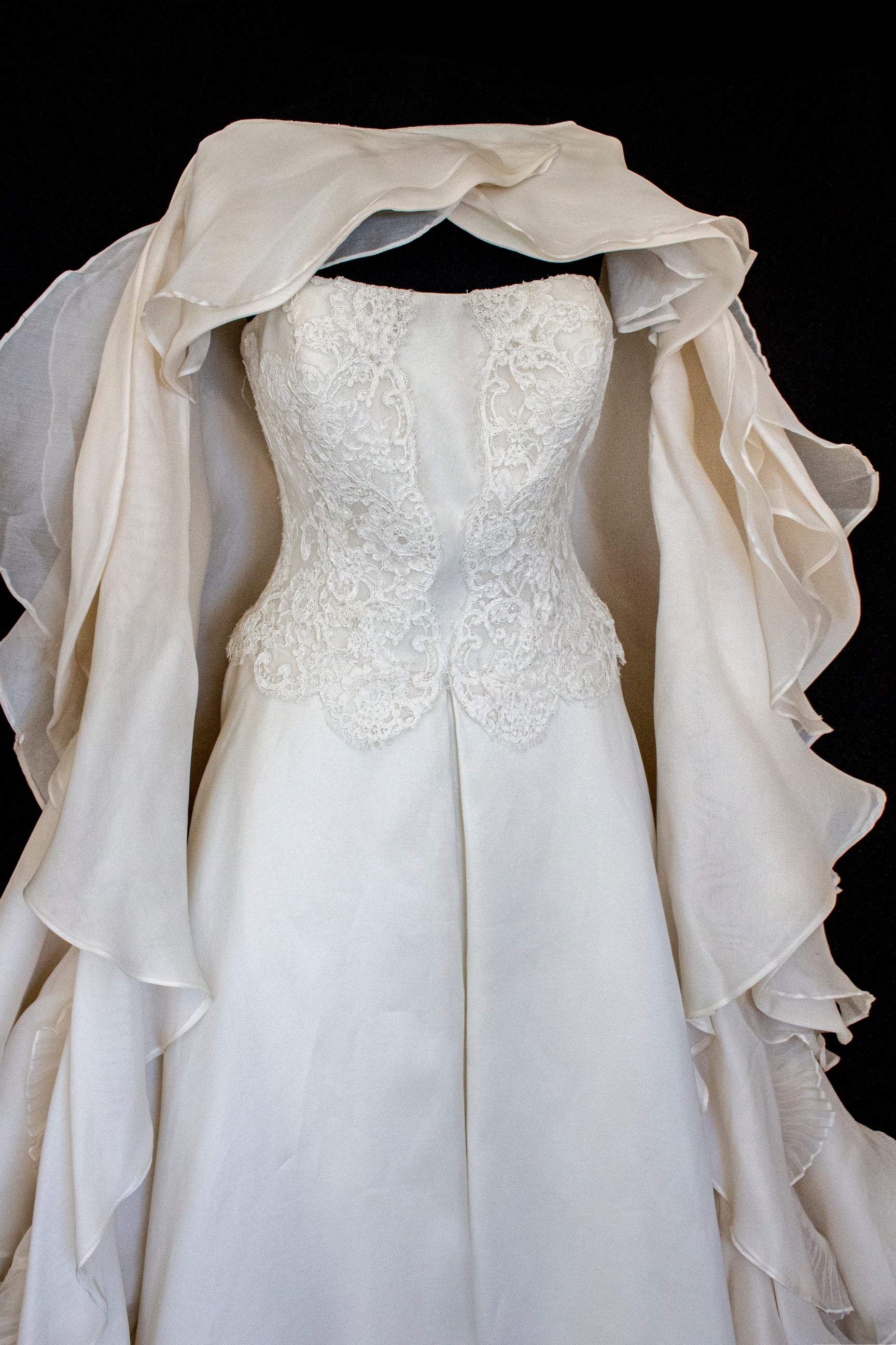 320 - LUXURY PURE SILK VINTAGE BRIDAL GOWN: A-LINE LACE DRESS WITH DETACHABLE RUFFLED CAPE