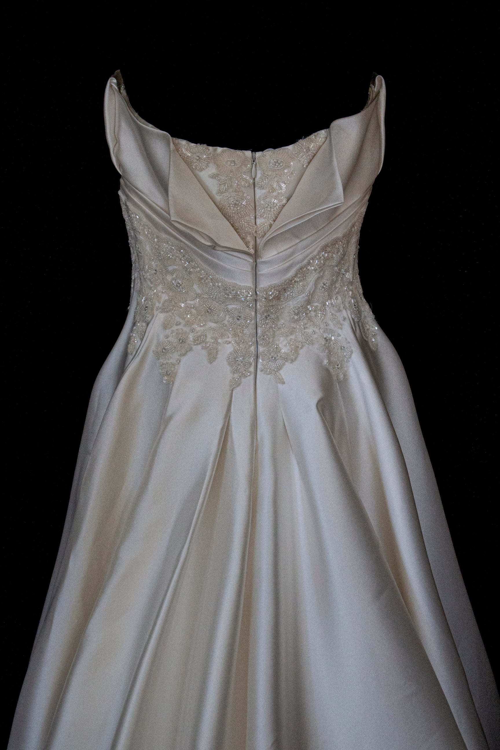 316 - STRAPLESS SILK MIKADO WEDDING DRESS: STRUCTURED A-LINE GOWN WITH HEART NECKLINE & TRAIN - Vague atelier