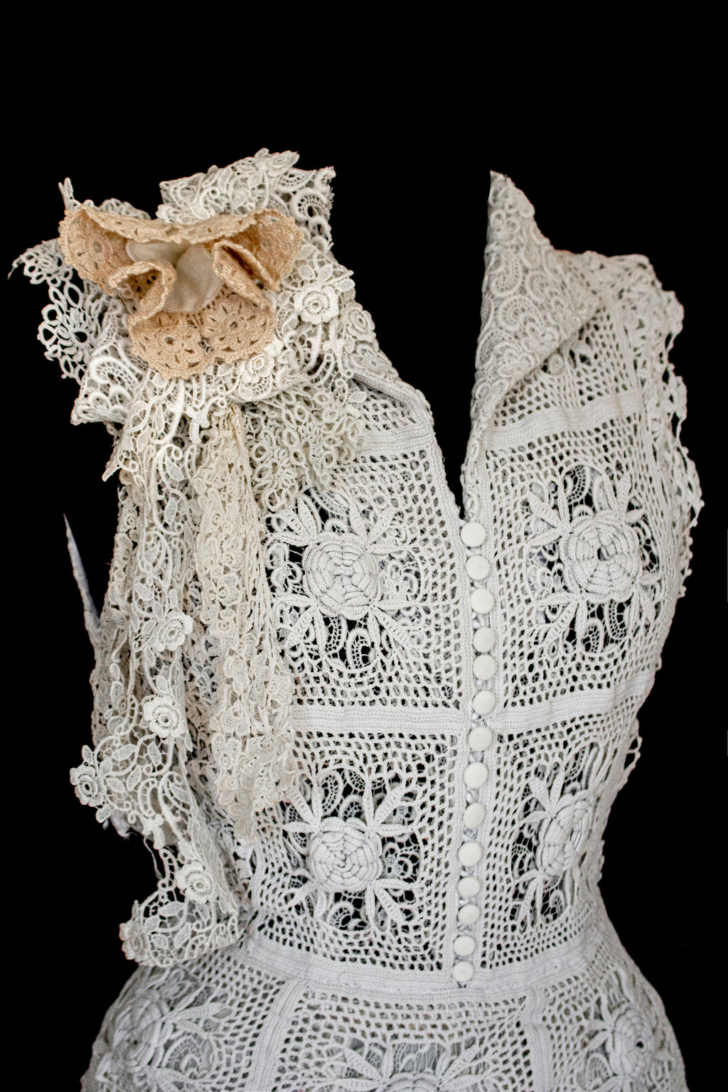 351 - ORIGINAL 1950S VINTAGE MACRAME LACE WEDDING DRESS: ECRU TEA LENGTH GOWN WITH CROCHET FLORAL INLAYS, BOHO CHIC RUSTIC BRIDAL STYLE - Vague atelier