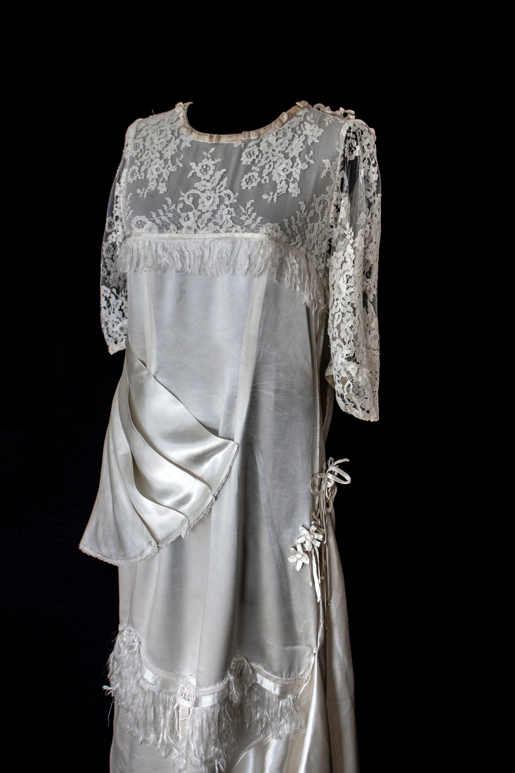 263 - MUSEUM QUALITY 1920S ANTIQUE BRIDAL GOWN: RESTORED ART DECO SILK SATIN & LACE DRESS WITH FRINGES - Vague atelier