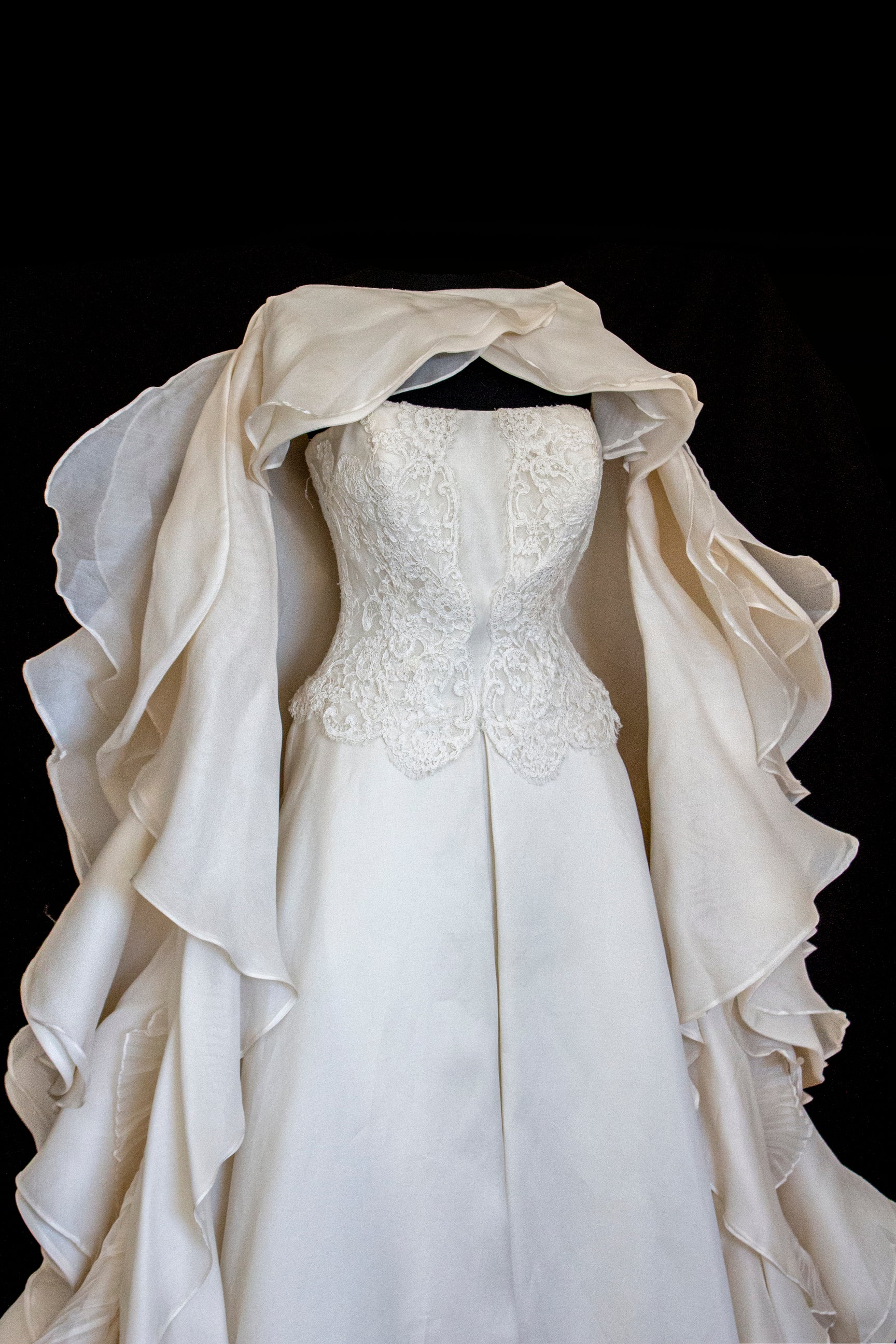320 - LUXURY PURE SILK VINTAGE BRIDAL GOWN: A-LINE LACE DRESS WITH DETACHABLE RUFFLED CAPE
