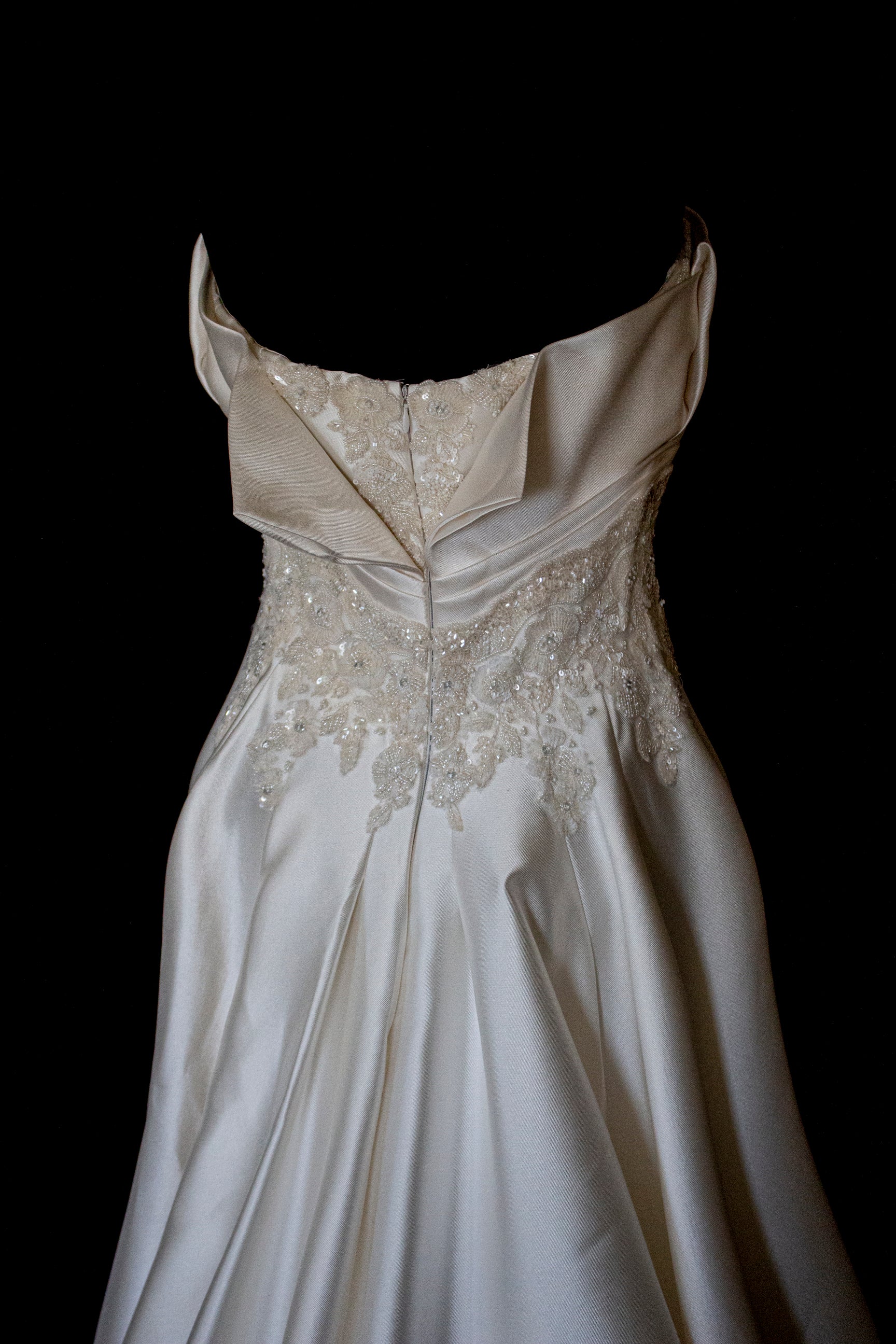 316 - STRAPLESS SILK MIKADO WEDDING DRESS: STRUCTURED A-LINE GOWN WITH HEART NECKLINE & TRAIN - Vague atelier