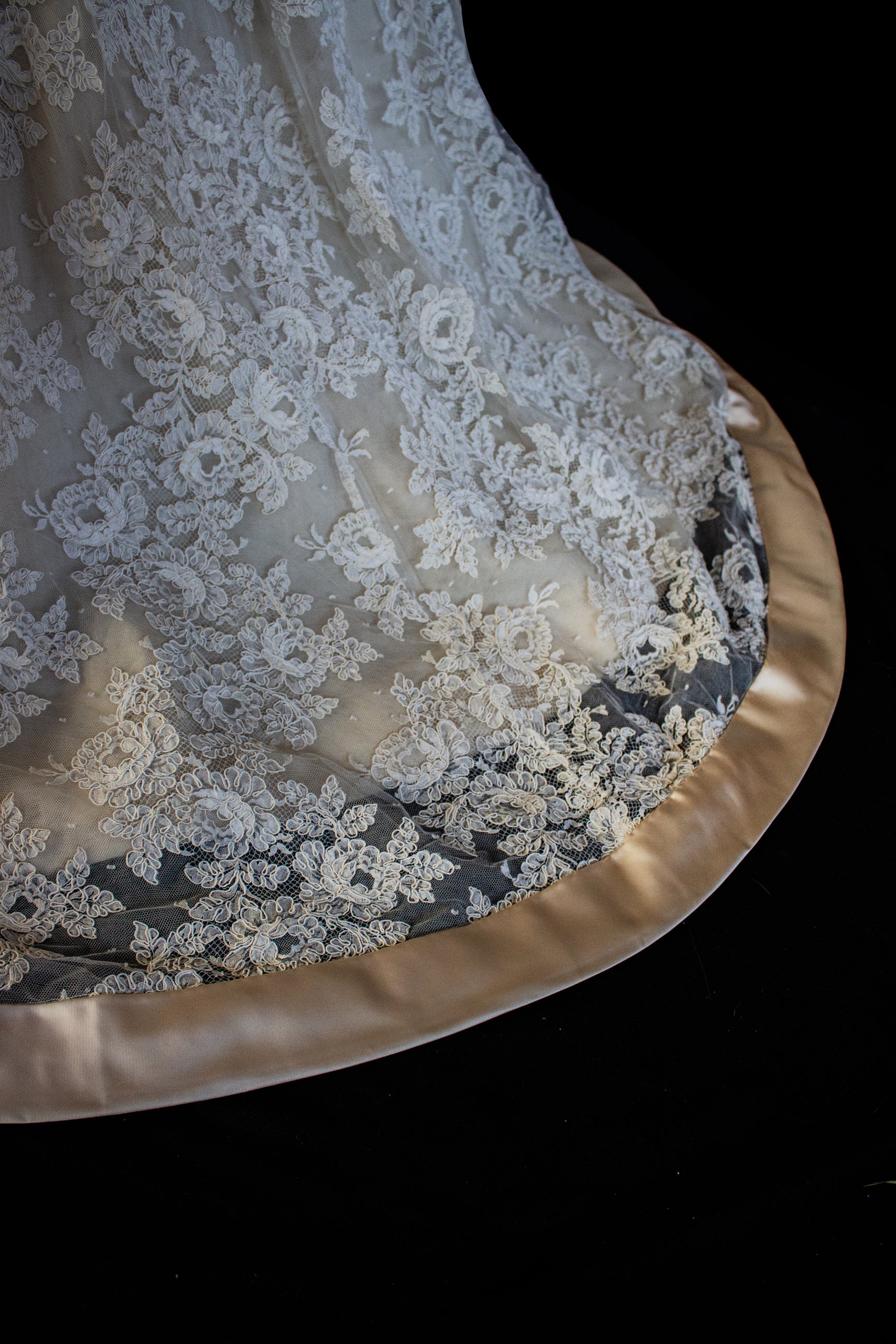 137 - VINTAGE LORENZO RIVA DESIGNER SIGNED WEDDING DRESS: PRECIOUS SILK & LACE TRAIN GOWN - 1950S 1960S ARCHIVAL COUTURE