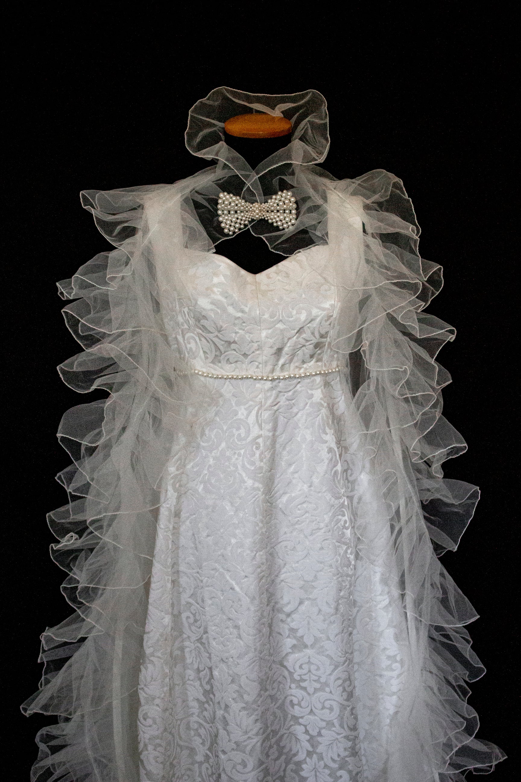299 - AUTHENTIC 1960S VINTAGE DAMASK BRIDAL DRESS: BON TON ANKLE-LENGTH SHEATH WITH RUFFLED TULLE CAPE - Vague atelier