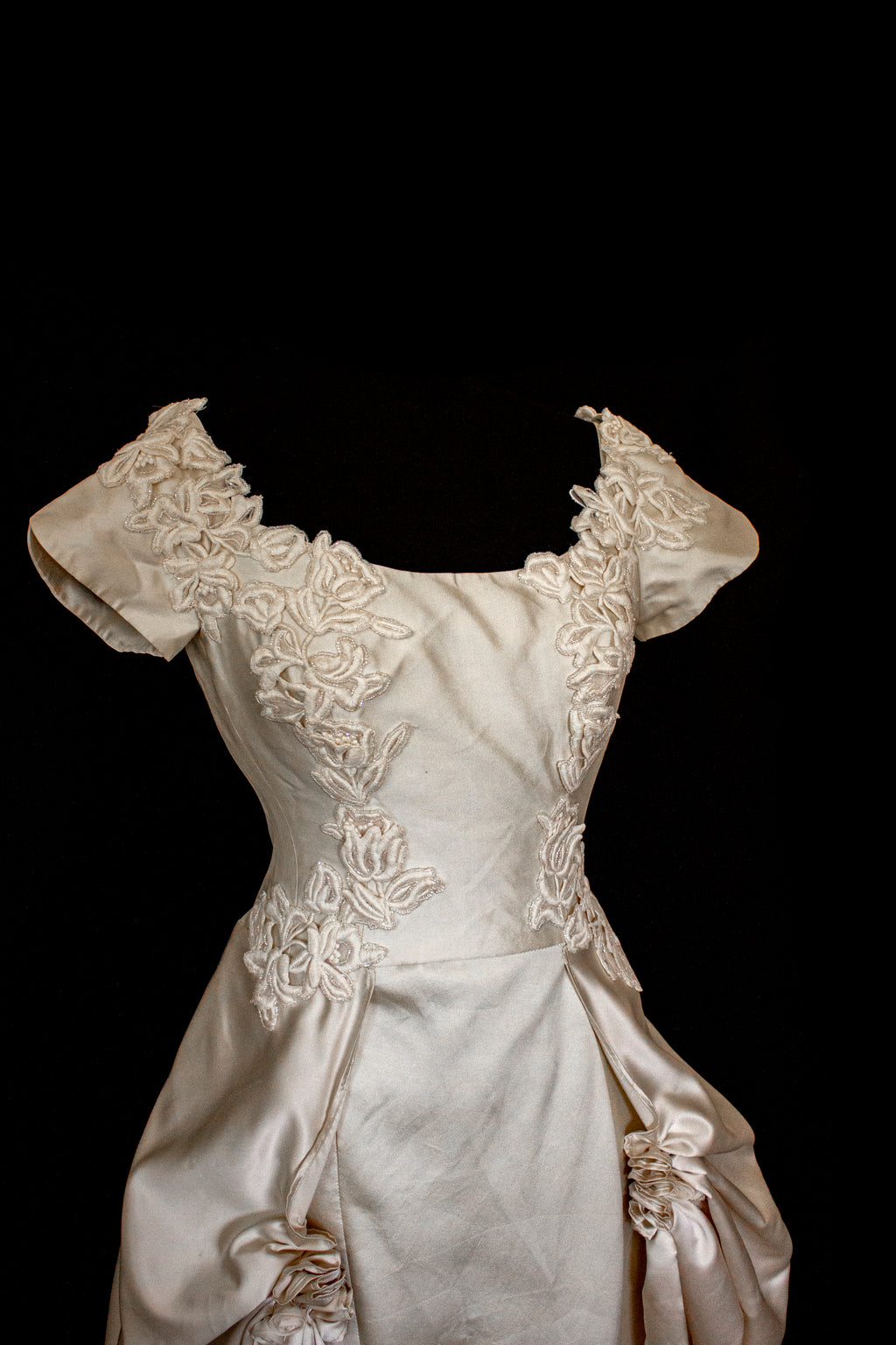 355 - VINTAGE 90s SILK COLUMN WEDDING DRESS: CREAM GOWN WITH GOLD SATIN DRAPED TRAIN & EMBROIDERED ROSES - Vague atelier