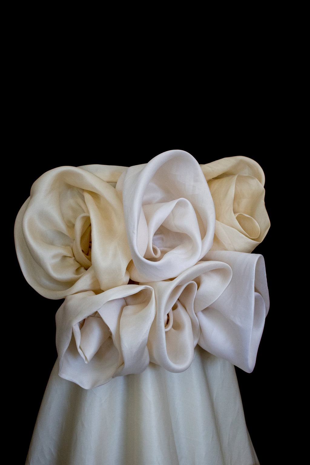 318 - COUTURE SILK ORGANZA BRIDAL GOWN: HANDMADE 3D MAXI FLOWERS & VINTAGE FLORAL TRAIN - Vague atelier
