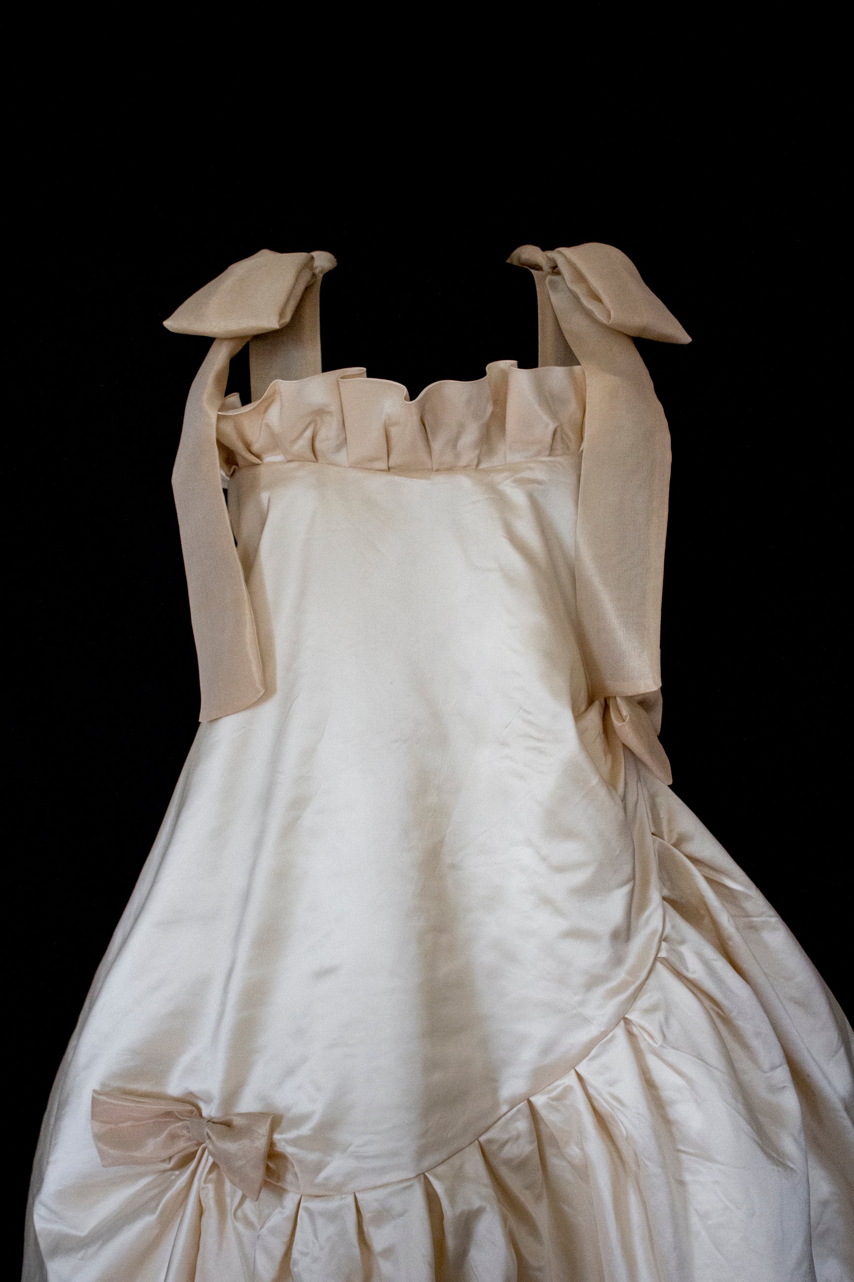 354 - UNIQUE SILK TAFFETA TRAPEZE WEDDING DRESS: CREAM & CARAMEL GOWN WITH MAXI ORGANZA BOWS, OPEN BACK & RUFFLES - Vague atelier