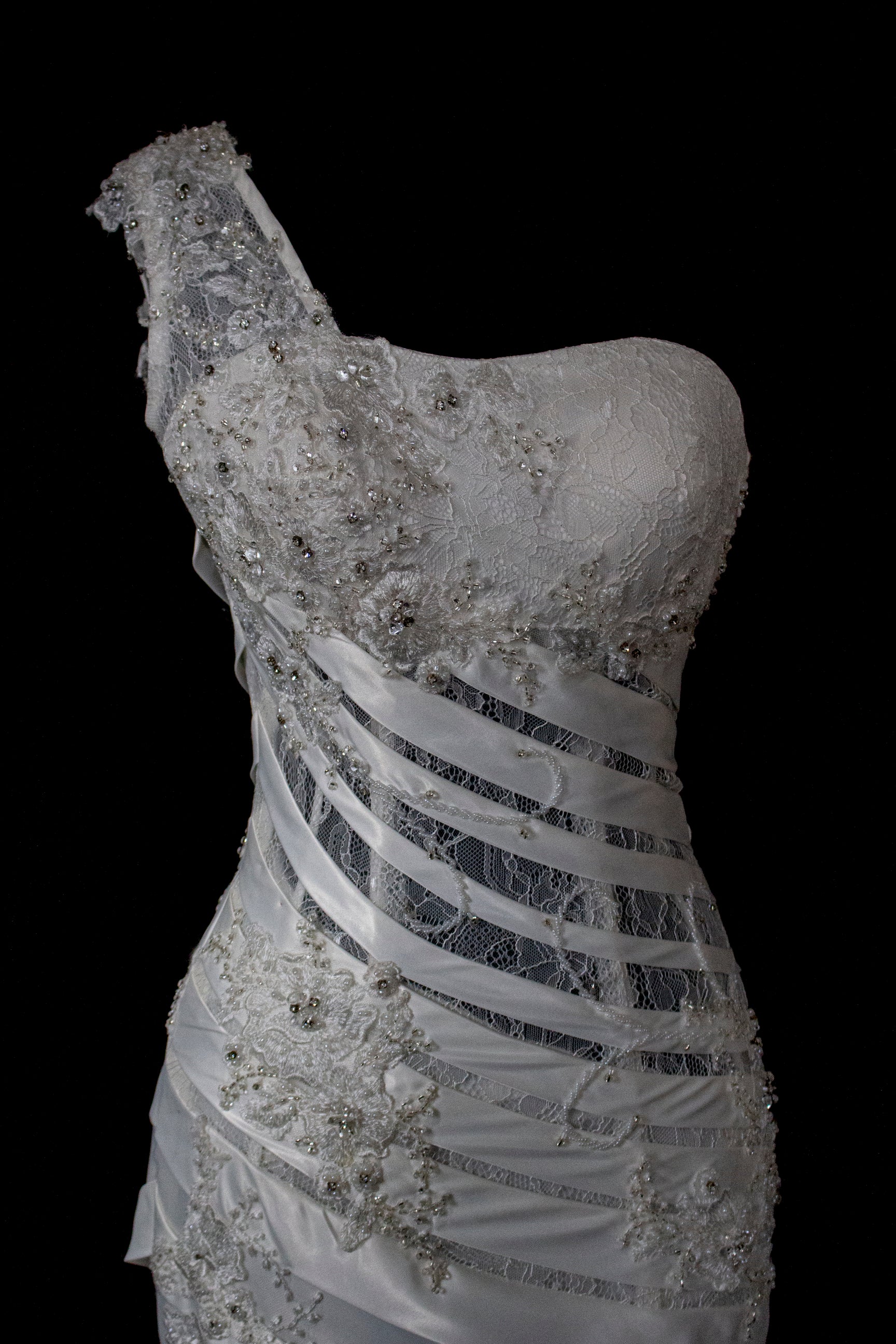 328 - SENSUAL Y2K VINTAGE BRIDAL MERMAID: SHEER ONE-SHOULDER STRETCH SATIN WITH EMBROIDERY - Vague atelier